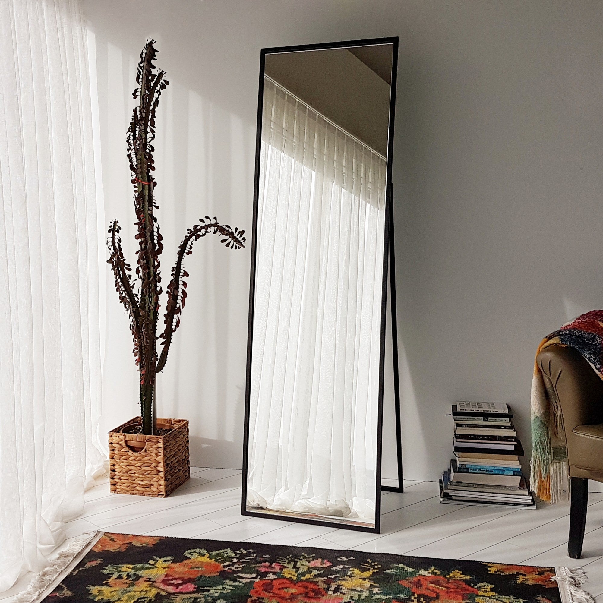 Espelho Cheval Elegante com Moldura de Metal, 50 cm x 170 cm | Acabamento Preto, Montável na Parede, Inclui Prateleiras | Perfeito para Decoração Moderna de Hotéis e Casas