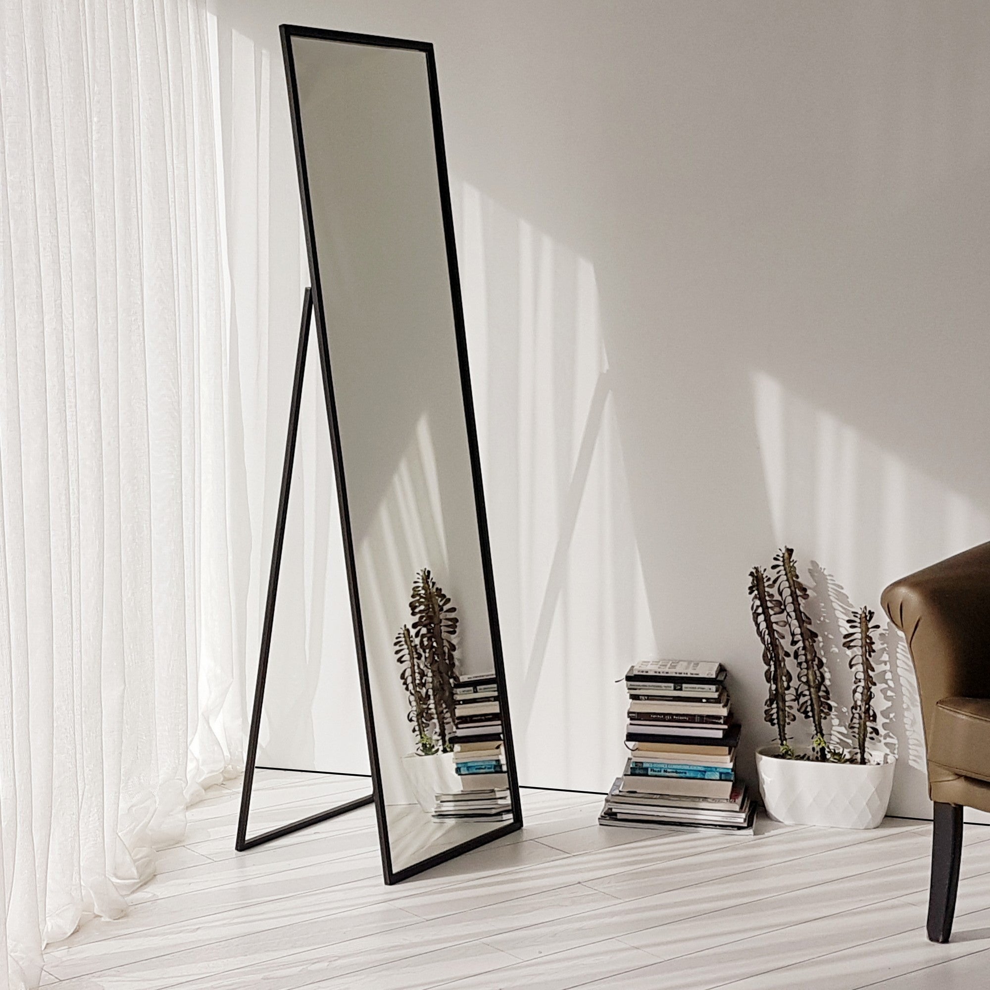 Espelho Cheval Elegante com Moldura de Metal, 50 cm x 170 cm | Acabamento Preto, Montável na Parede, Inclui Prateleiras | Perfeito para Decoração Moderna de Hotéis e Casas