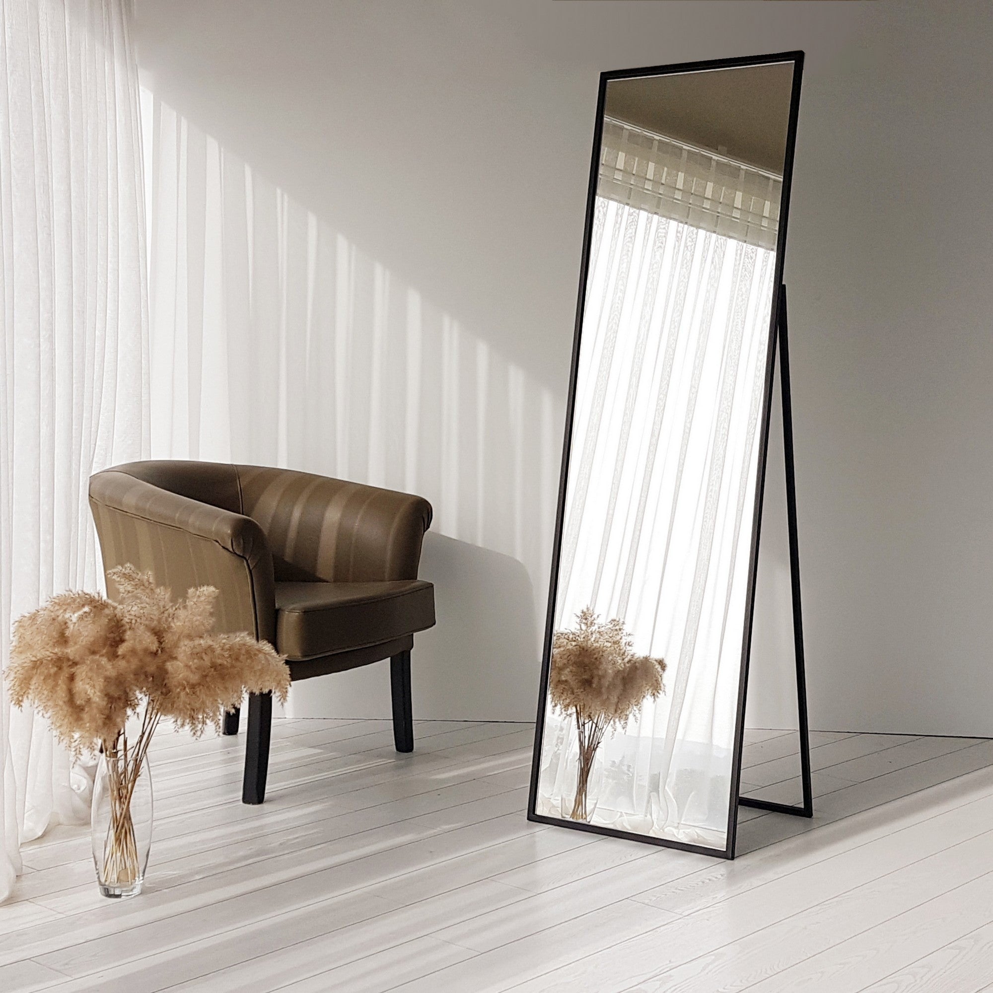 Espelho Cheval Elegante com Moldura de Metal, 50 cm x 170 cm | Acabamento Preto, Montável na Parede, Inclui Prateleiras | Perfeito para Decoração Moderna de Hotéis e Casas