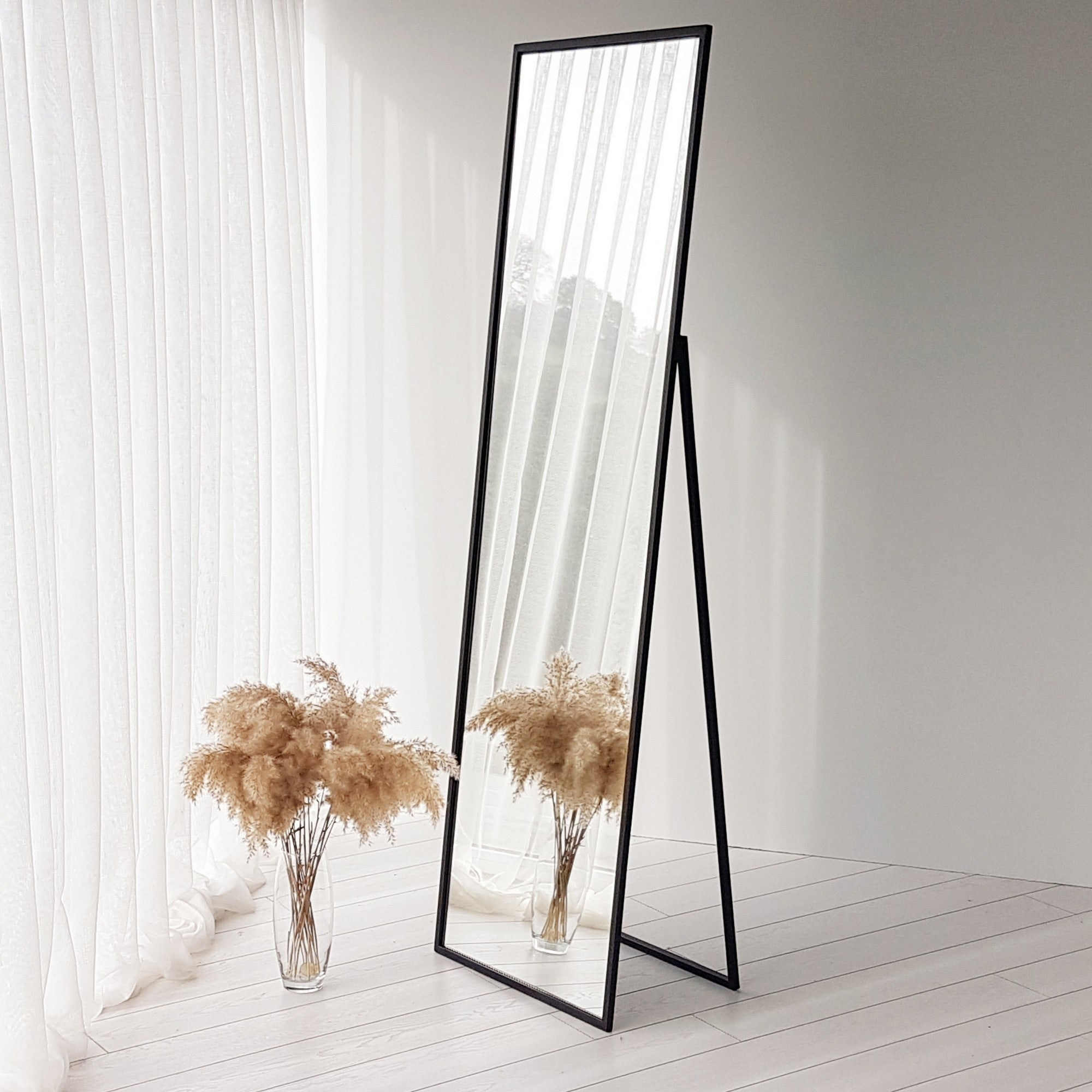 Espelho Cheval Elegante com Moldura de Metal, 50 cm x 170 cm | Acabamento Preto, Montável na Parede, Inclui Prateleiras | Perfeito para Decoração Moderna de Hotéis e Casas