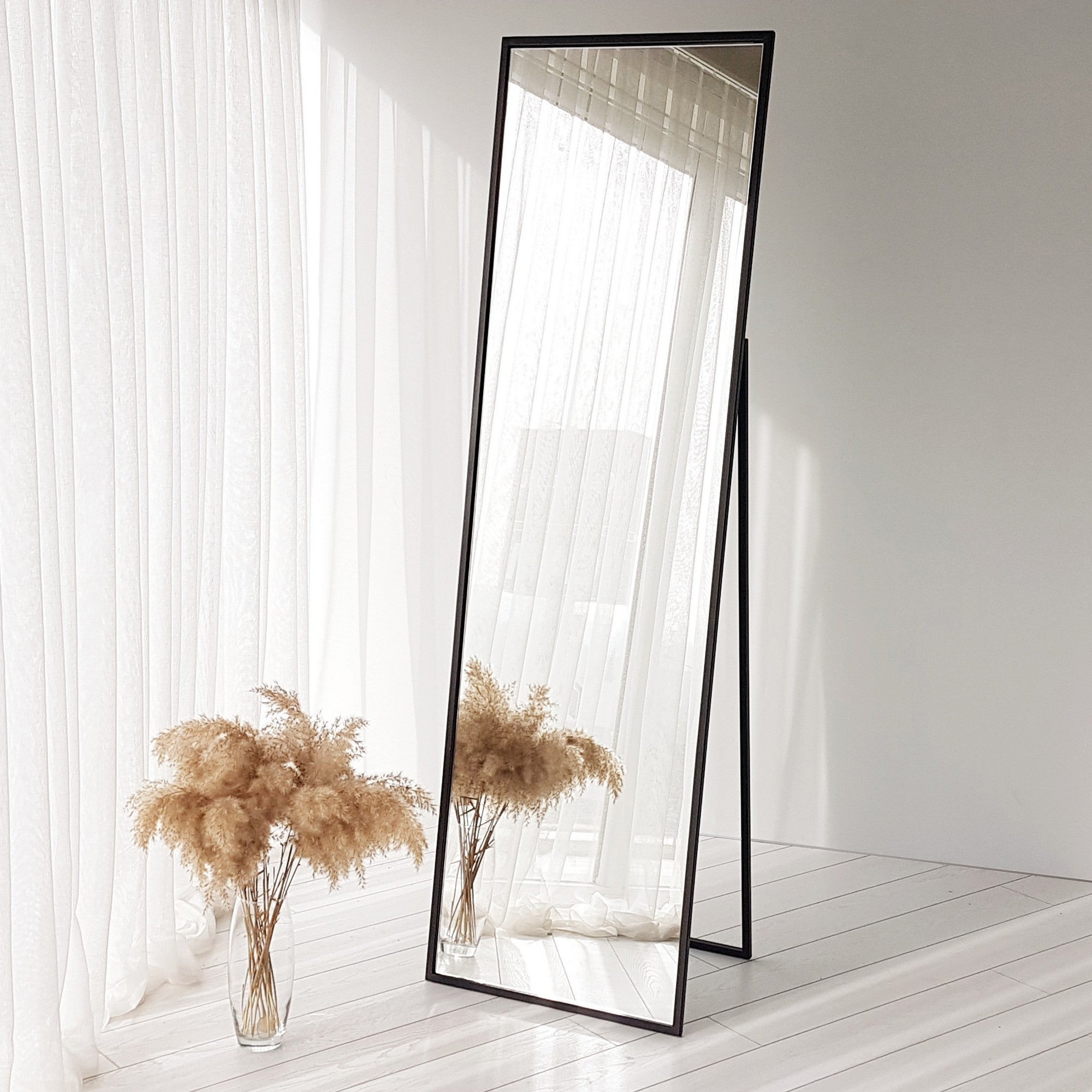 Espelho Cheval Elegante com Moldura de Metal, 50 cm x 170 cm | Acabamento Preto, Montável na Parede, Inclui Prateleiras | Perfeito para Decoração Moderna de Hotéis e Casas