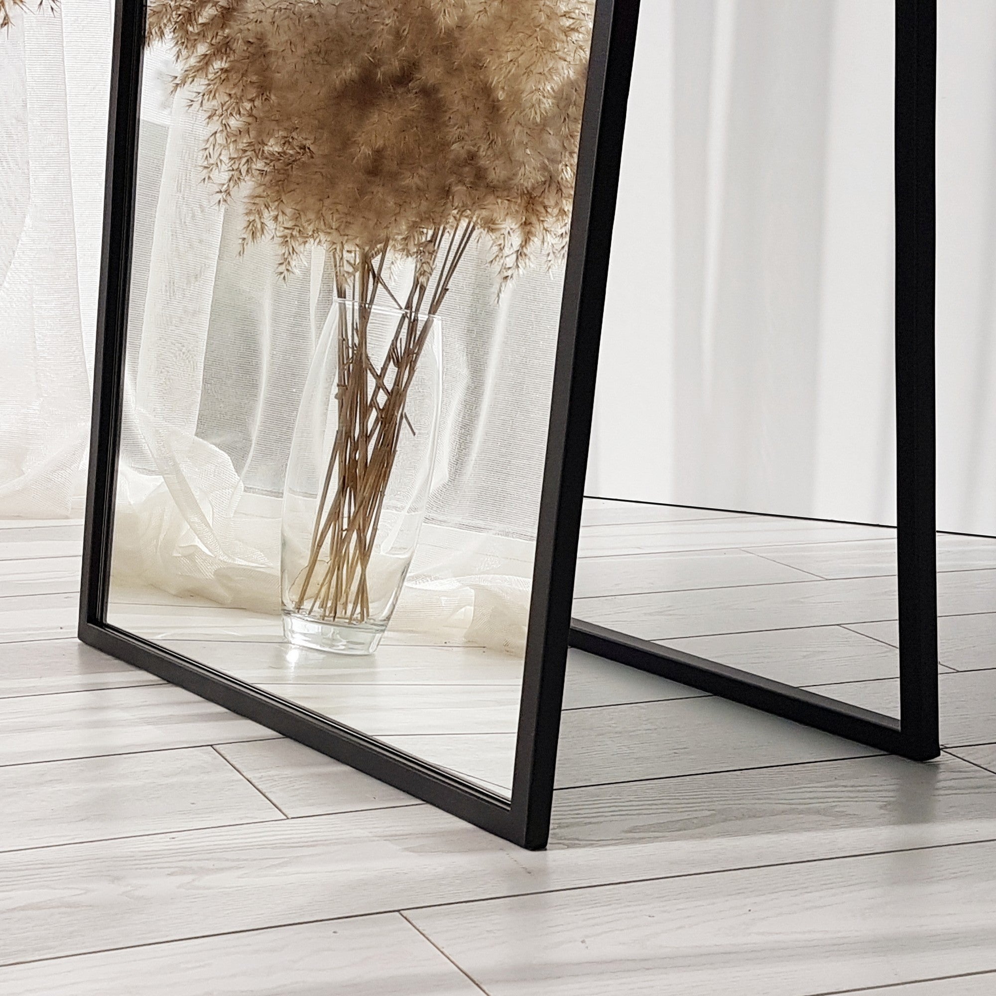 Espelho Cheval Elegante com Moldura de Metal, 50 cm x 170 cm | Acabamento Preto, Montável na Parede, Inclui Prateleiras | Perfeito para Decoração Moderna de Hotéis e Casas