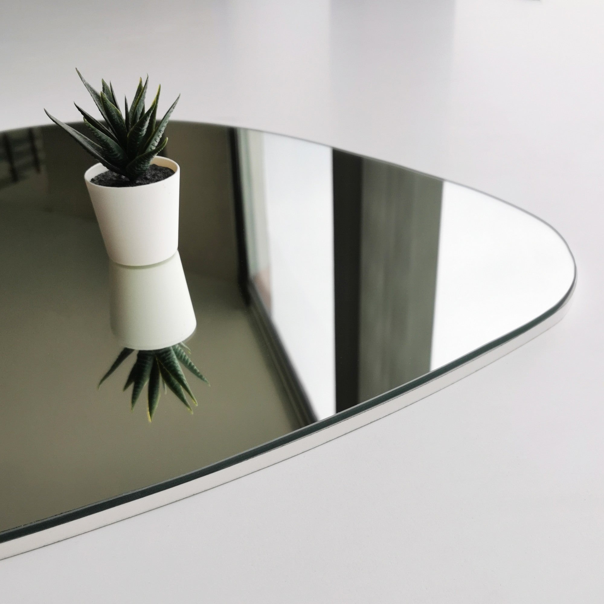 Espelho de parede moderno, 75 x 58 x 2,2 cm, MDF branco | Montado, design escandinavo | Perfeito para hotéis e espaços contemporâneos