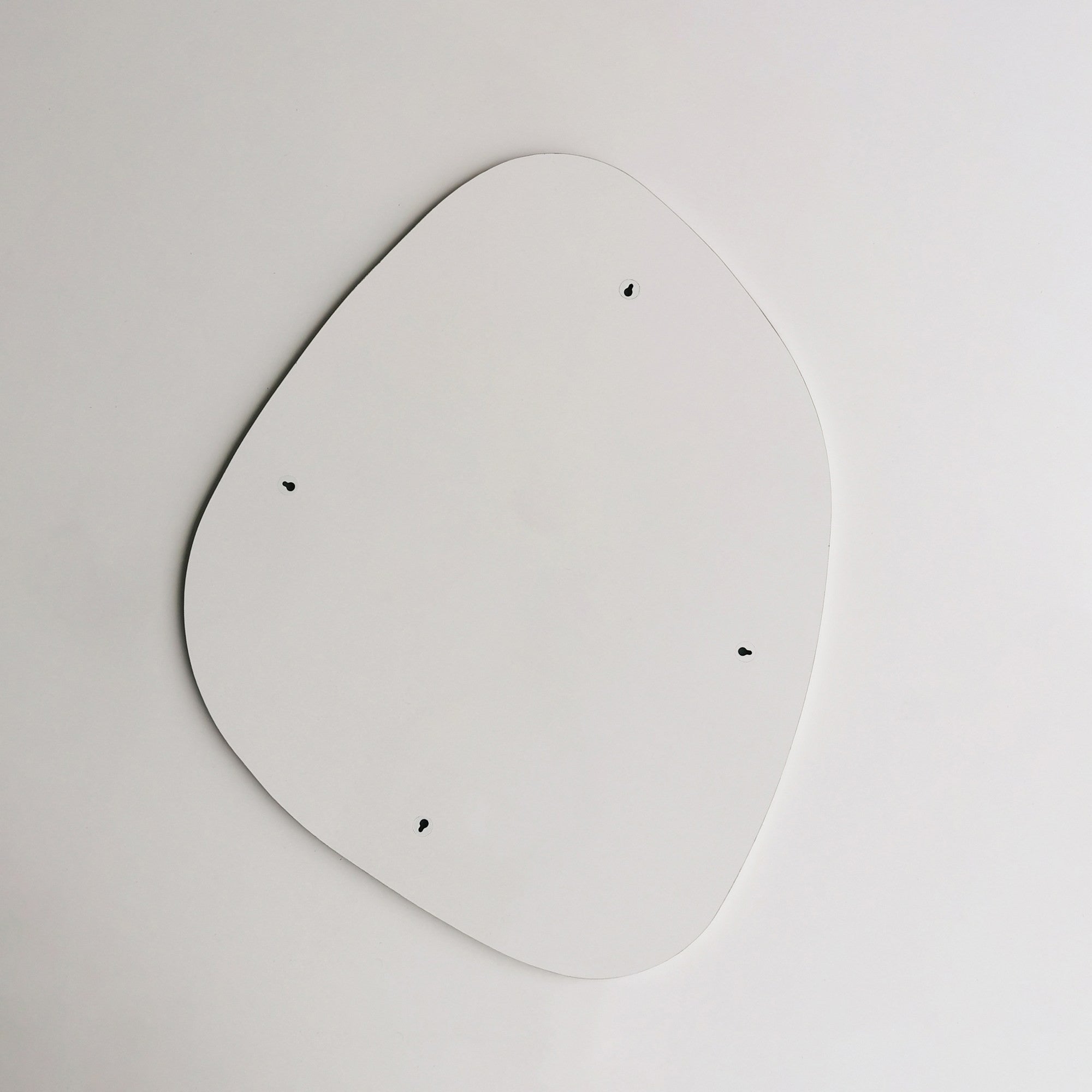 Espelho de parede moderno, 75 x 58 x 2,2 cm, MDF branco | Montado, design escandinavo | Perfeito para hotéis e espaços contemporâneos