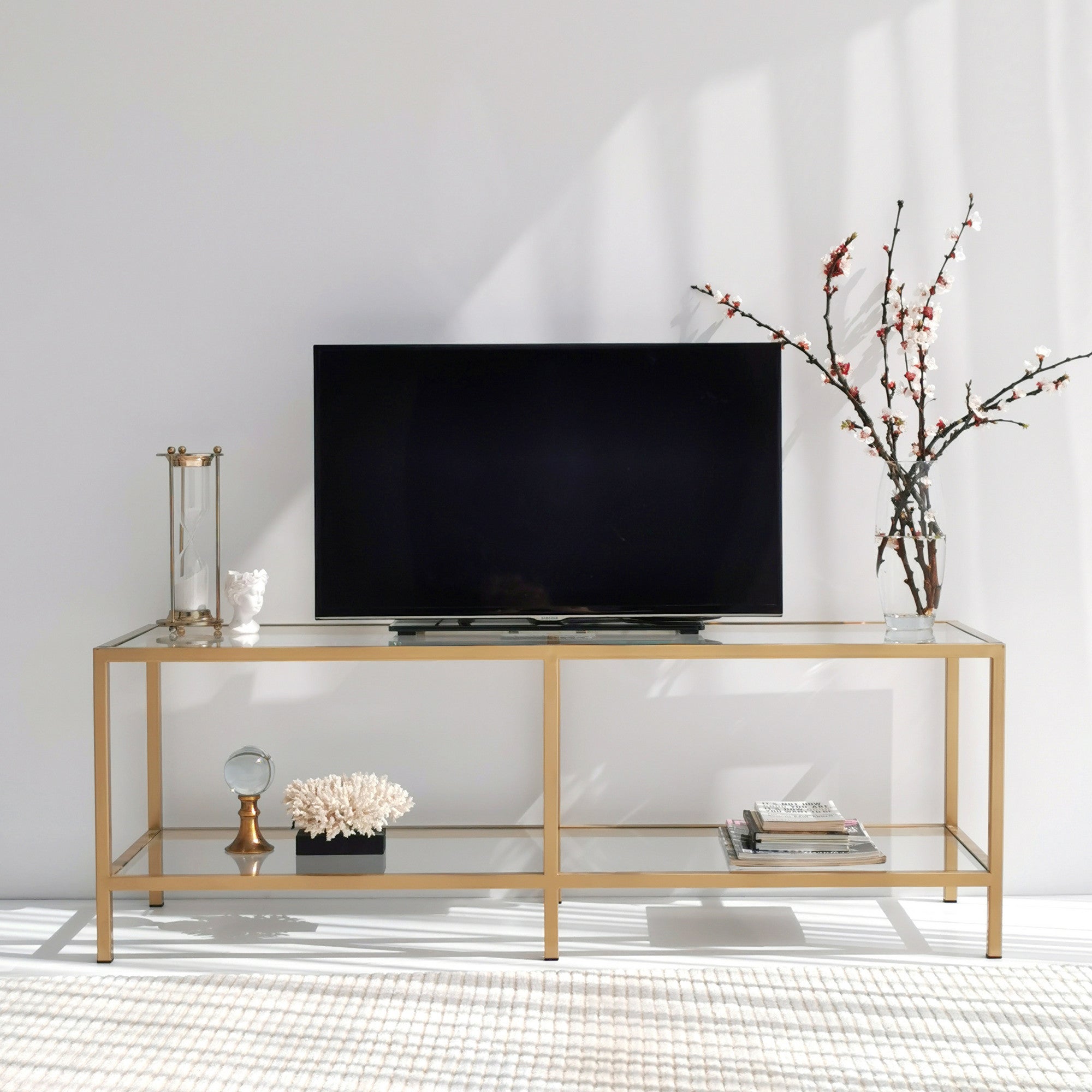 Suporte de TV moderno dourado, 130 cm | Estrutura 100% em vidro temperado e metal, 4 mm de espessura | Montável na parede com várias prateleiras | Design glamoroso para salas de estar elegantes