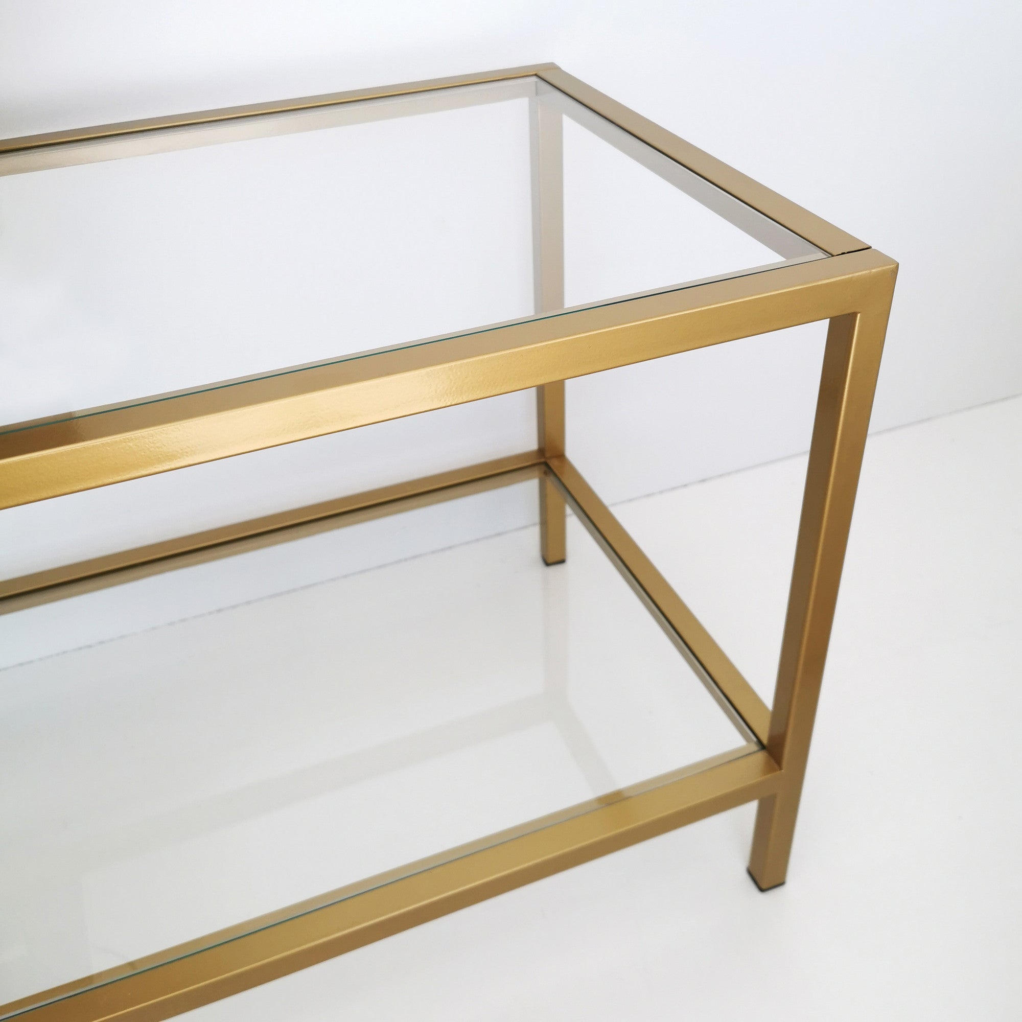 Suporte de TV moderno dourado, 130 cm | Estrutura 100% em vidro temperado e metal, 4 mm de espessura | Montável na parede com várias prateleiras | Design glamoroso para salas de estar elegantes