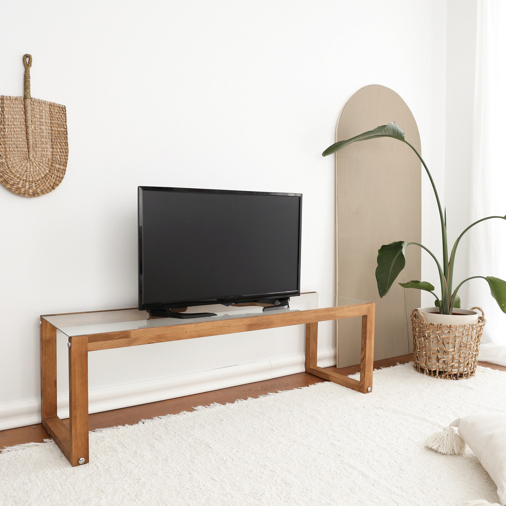 Suporte de TV moderno, 130 cm, 100% madeira maciça de pinho e vidro temperado, 6 mm de espessura | Montável na parede, design escandinavo rústico, perfeito para qualquer sala de estar