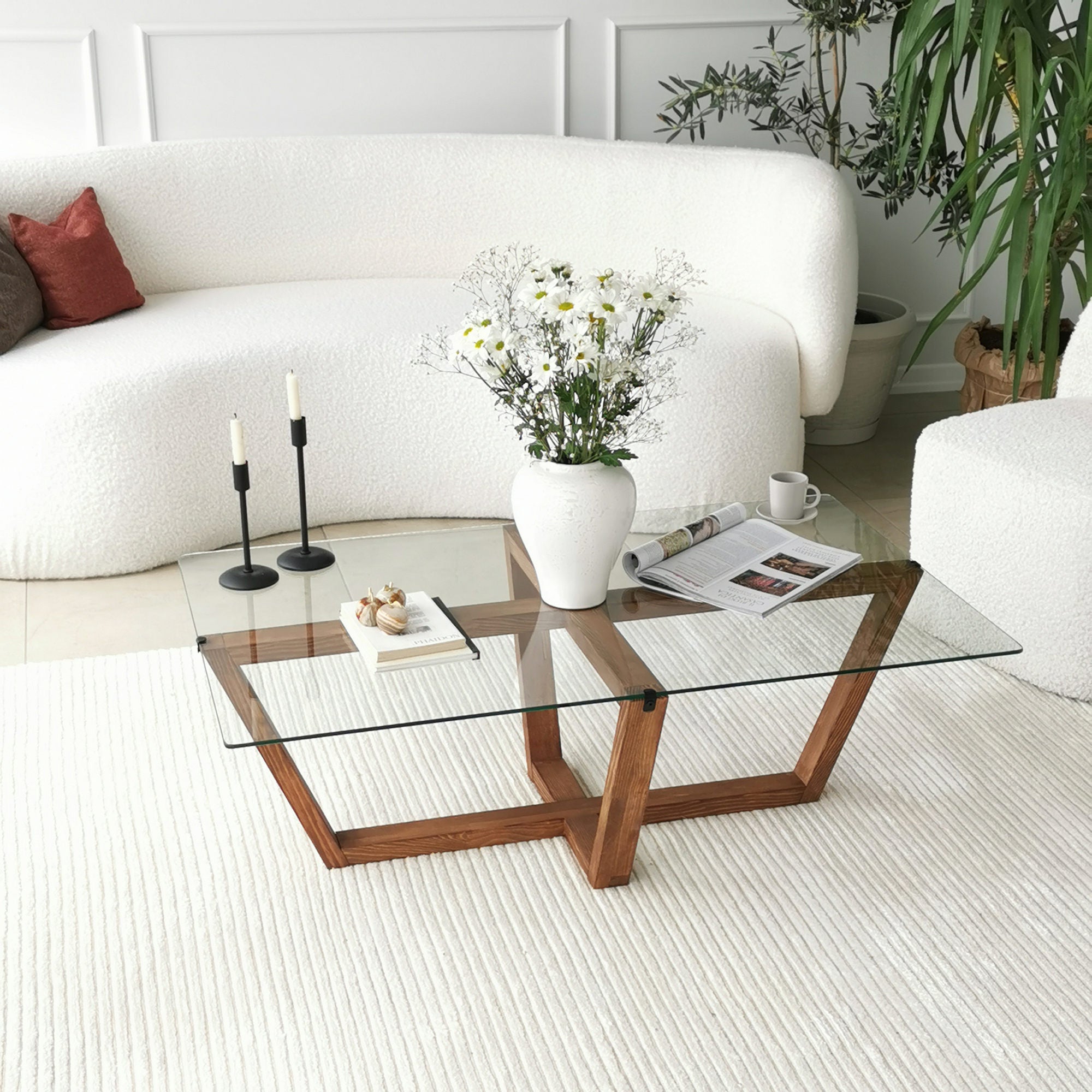Mesa de Centro Moderna, Cor Nogueira, 105 x 65 x 35 cm | Tampo 100% Vidro Temperado, Estrutura 100% Madeira Maciça de Pinho, Design Elegante e Rústico para Casa