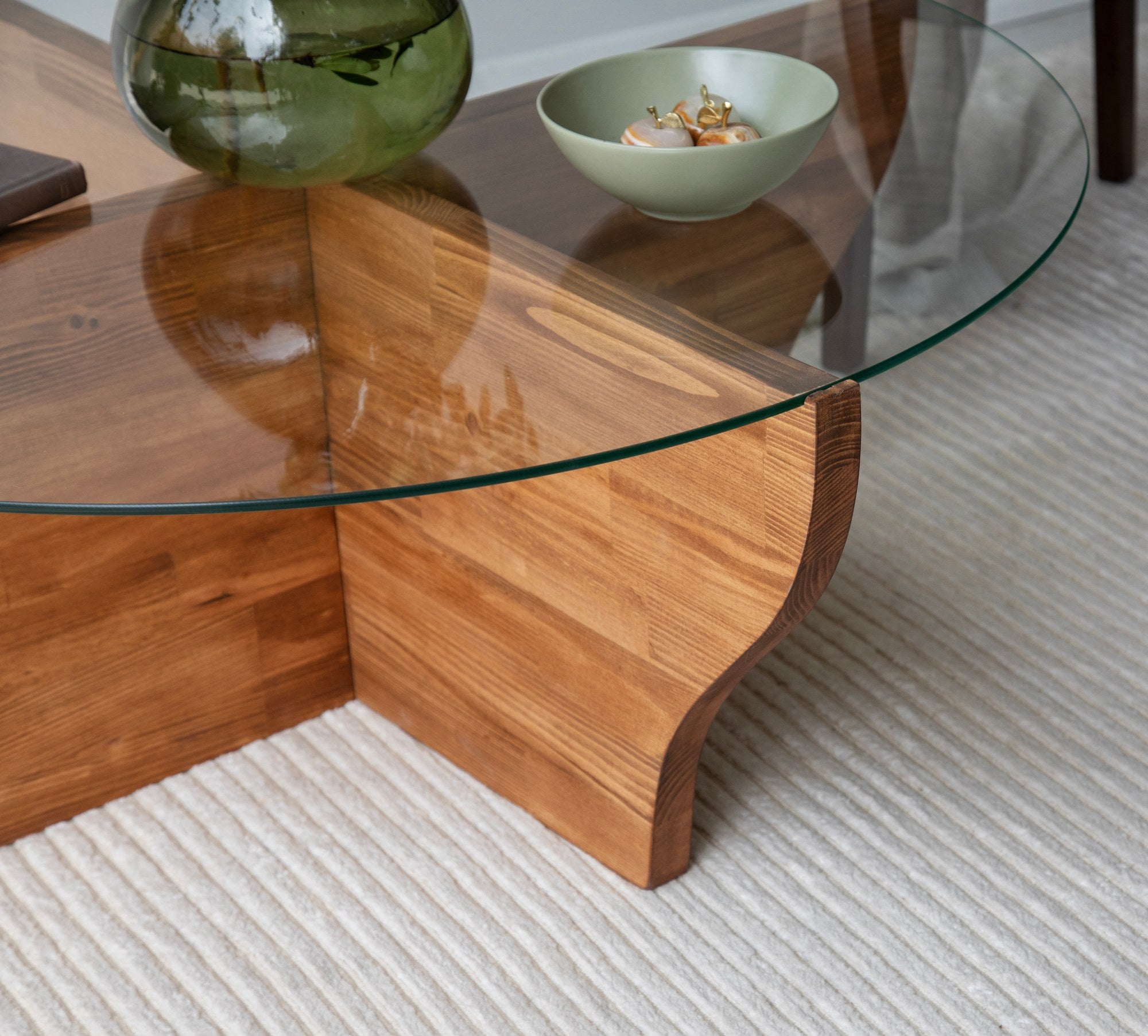 Mesa de Centro Elegante, Cor Castanha, 92 x 36 x 92 cm | Tampo 100% Vidro Temperado e Estrutura em Madeira Maciça de Pinho | Perfeita para Salas de Estar Modernas