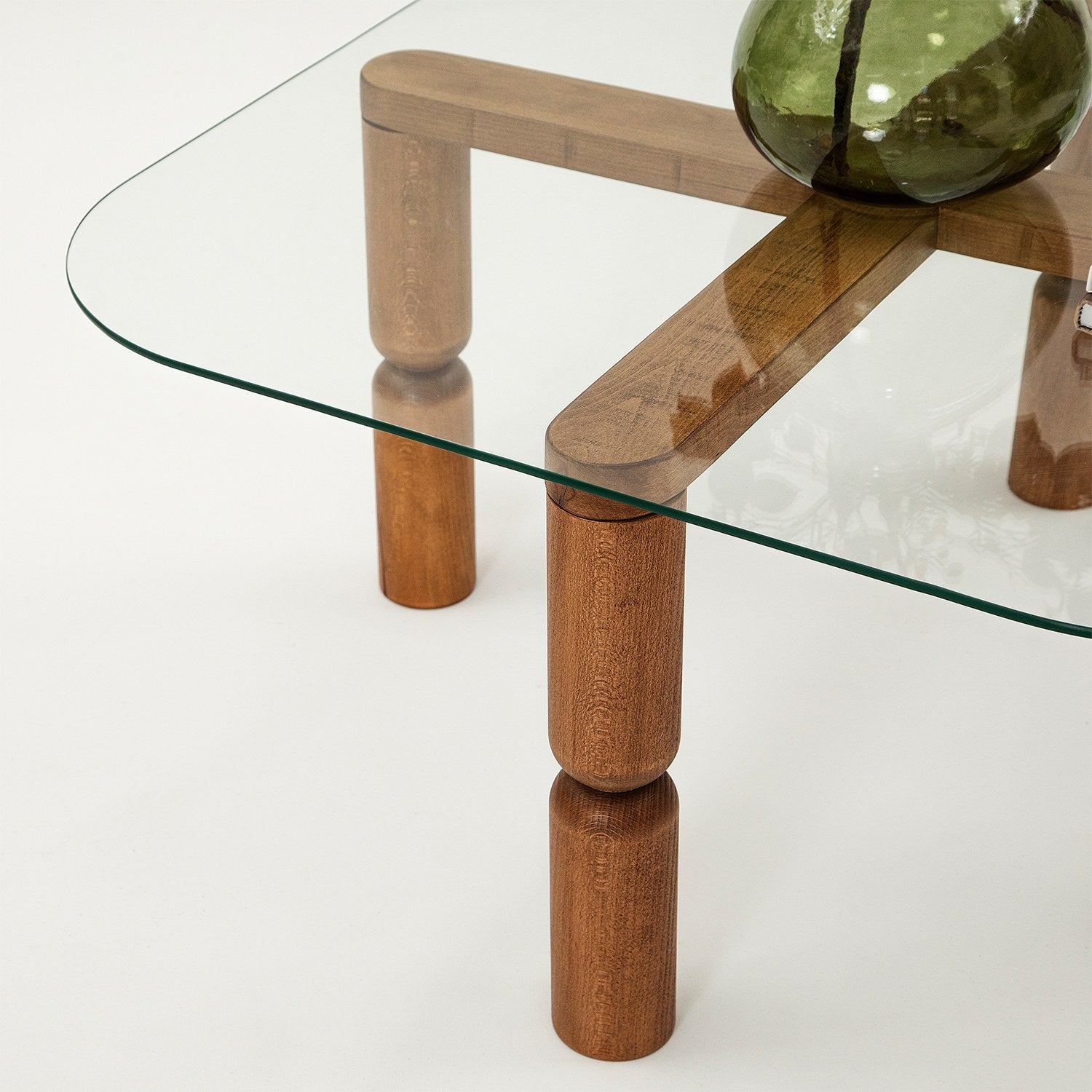 Mesa de Centro Elegante, Cor Nogueira, 80 x 40 x 80 cm | Tampo 100% Vidro Temperado, Estrutura 100% Madeira de Faia | Uma Adição Elegante para Salas de Estar Modernas