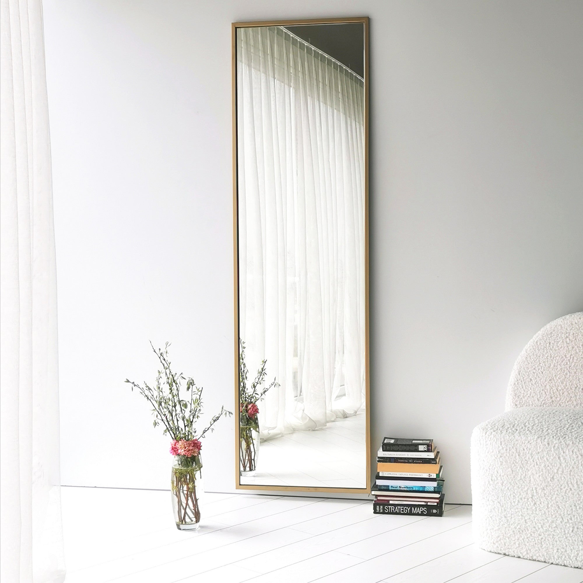 Espelho Cheval Elegante com Moldura de Metal Dourado, 50 cm x 170 cm | Inclui Espelho e Prateleiras, Montável na Parede | Design Moderno e Glamouroso para Casa e Hotel