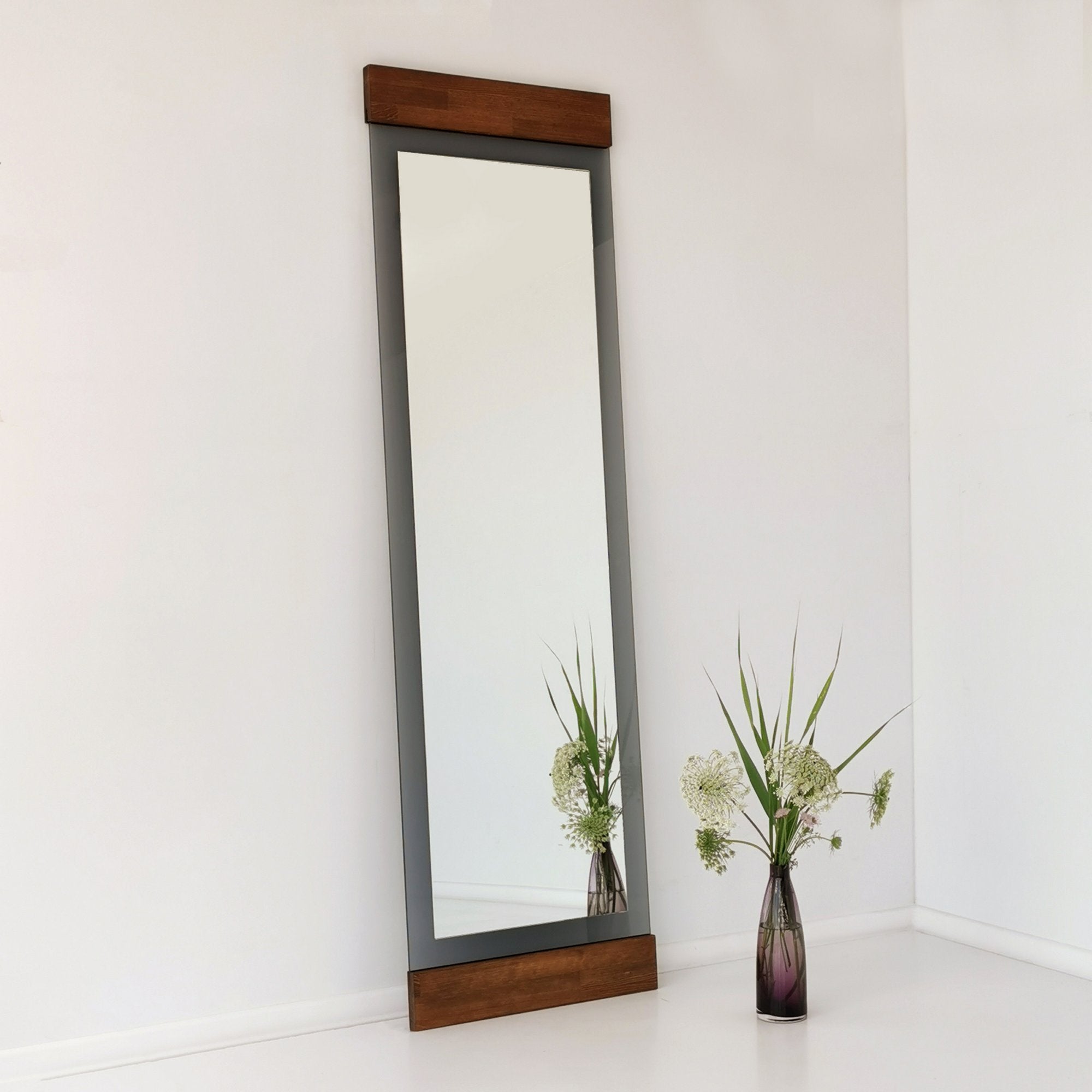 Espelho Cheval Elegante, 50 cm x 170 cm, Acabamento em Nogueira e Fumê | Estrutura 100% Metal, Design Tradicional Americano Moderno | Perfeito para Quartos e Hotéis