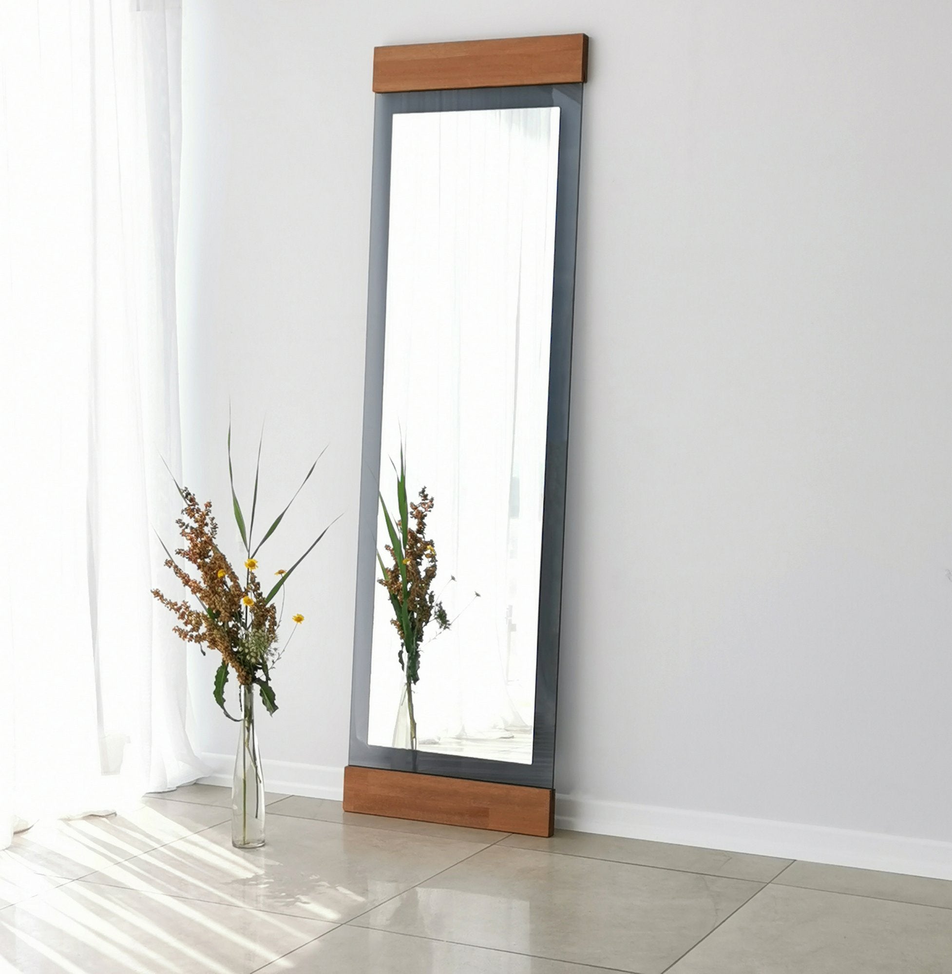 Espelho Cheval elegante com moldura de metal, 50 cm x 170 cm x 3 cm | Cores carvalho e fumaça | Design tradicional americano moderno para uso residencial e hoteleiro