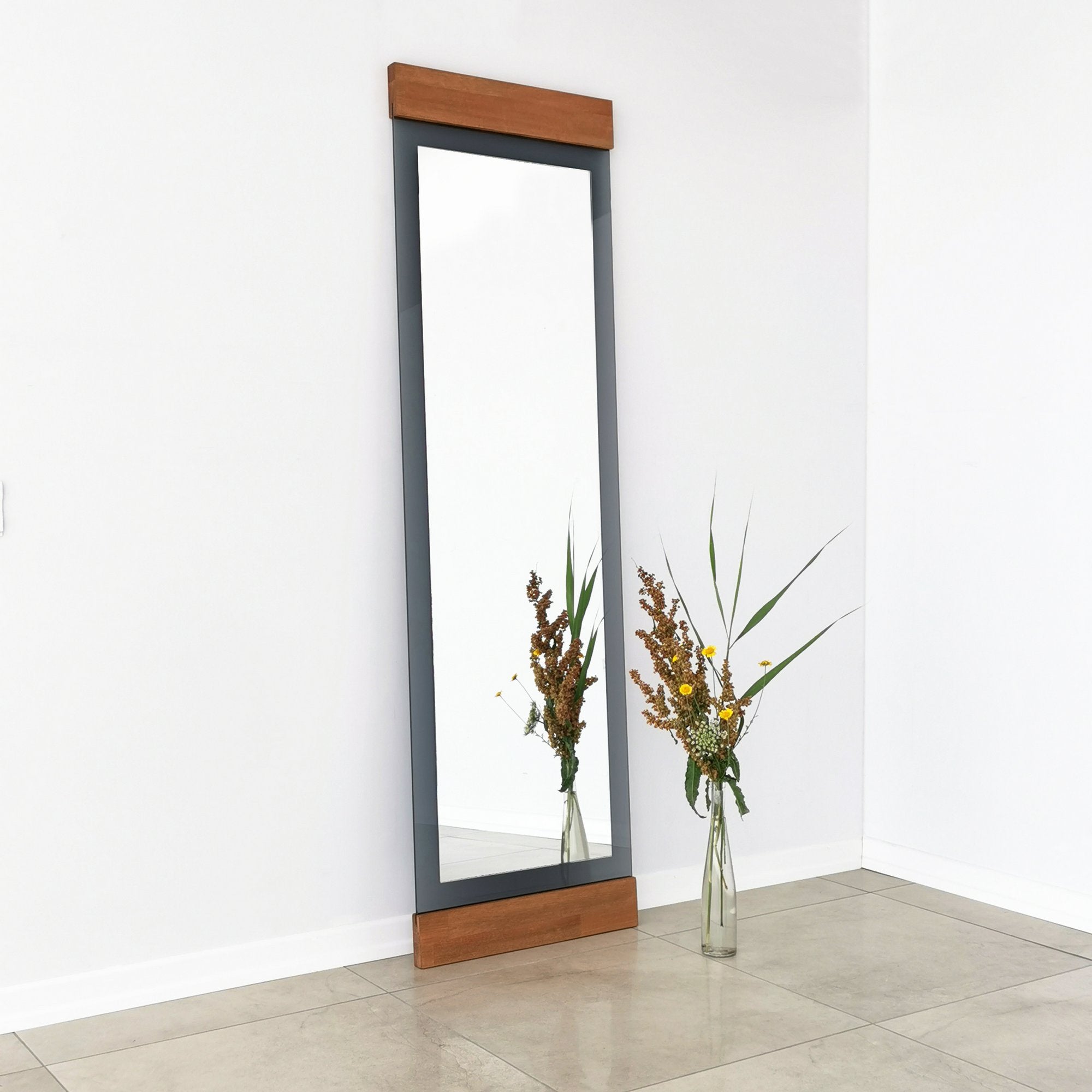 Espelho Cheval elegante com moldura de metal, 50 cm x 170 cm x 3 cm | Cores carvalho e fumaça | Design tradicional americano moderno para uso residencial e hoteleiro