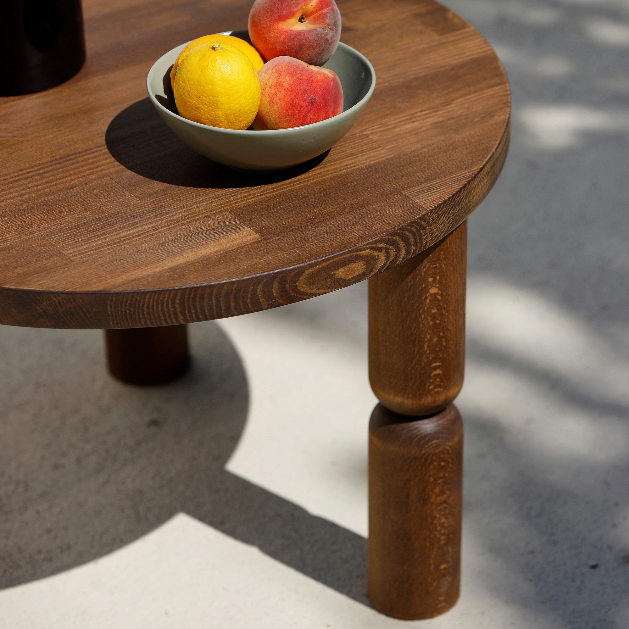 Mesa de Centro Elegante em Nogueira, 60 x 60 x 40 cm | 100% Madeira de Faia, Resistente a UV e Acabamento Ultra Fosco à Base de Água | Elegante e Funcional para Qualquer Espaço