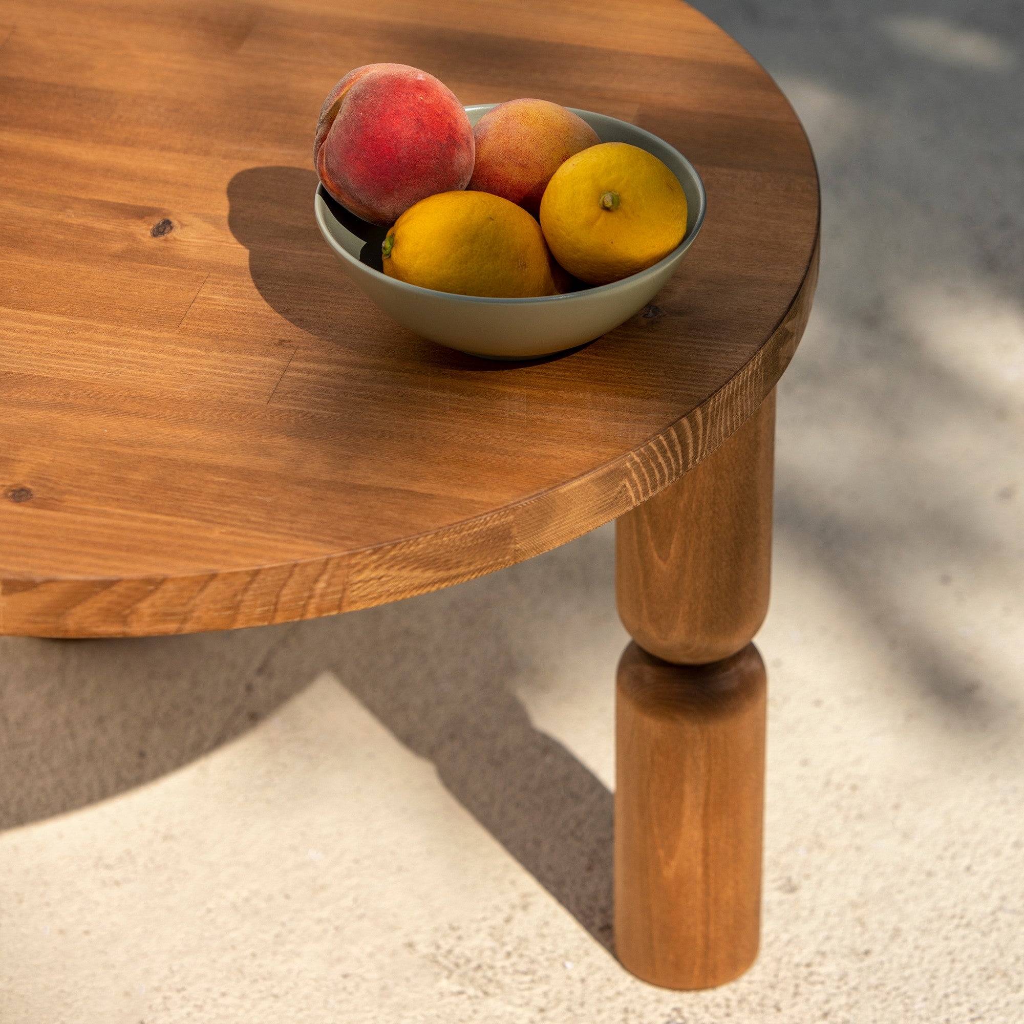 Mesa de Centro de Madeira Maciça, Cor Castanha, 70 x 40 x 70 cm | Acabamento Ultra Fosco Resistente a UV e à Base de Água | Elegante e Durável para Espaços Modernos