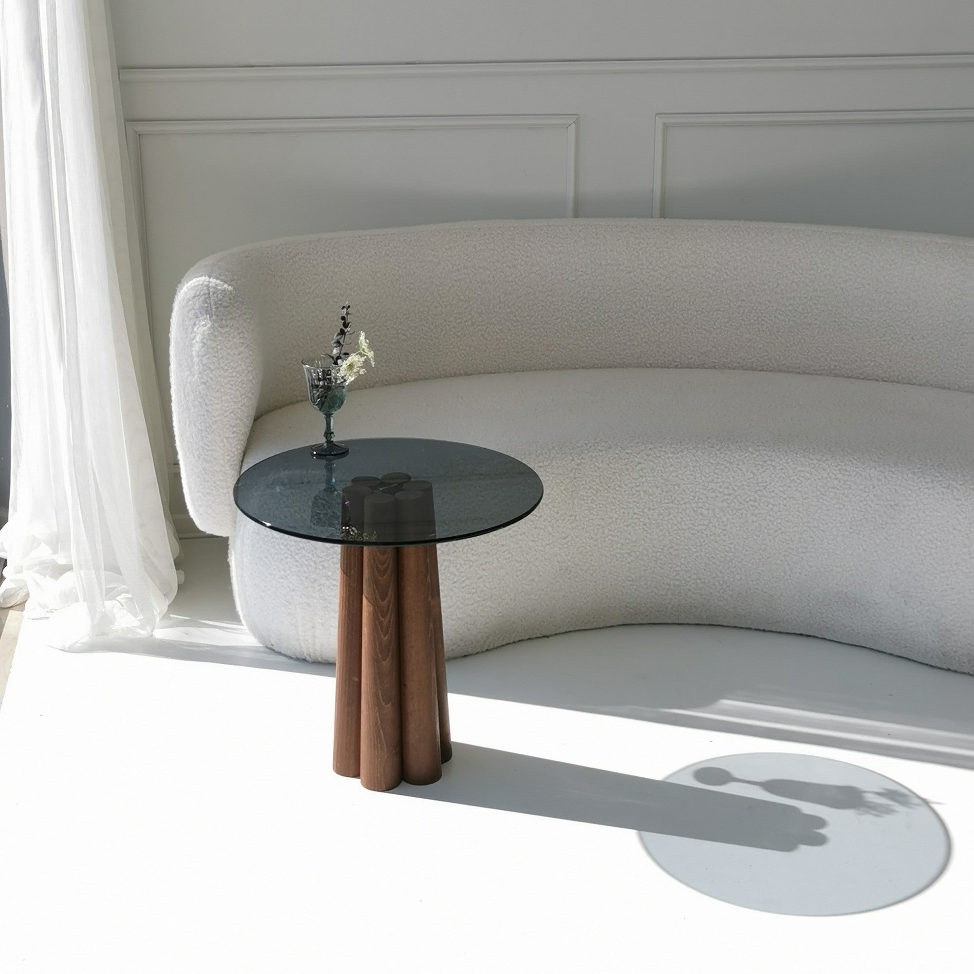 Mesa de centro elegante, 50 cm x 50 cm x 50 cm | 100% vidro temperado e estrutura de madeira de faia | Nogueira e cinza escuro | Desmontada para fácil montagem