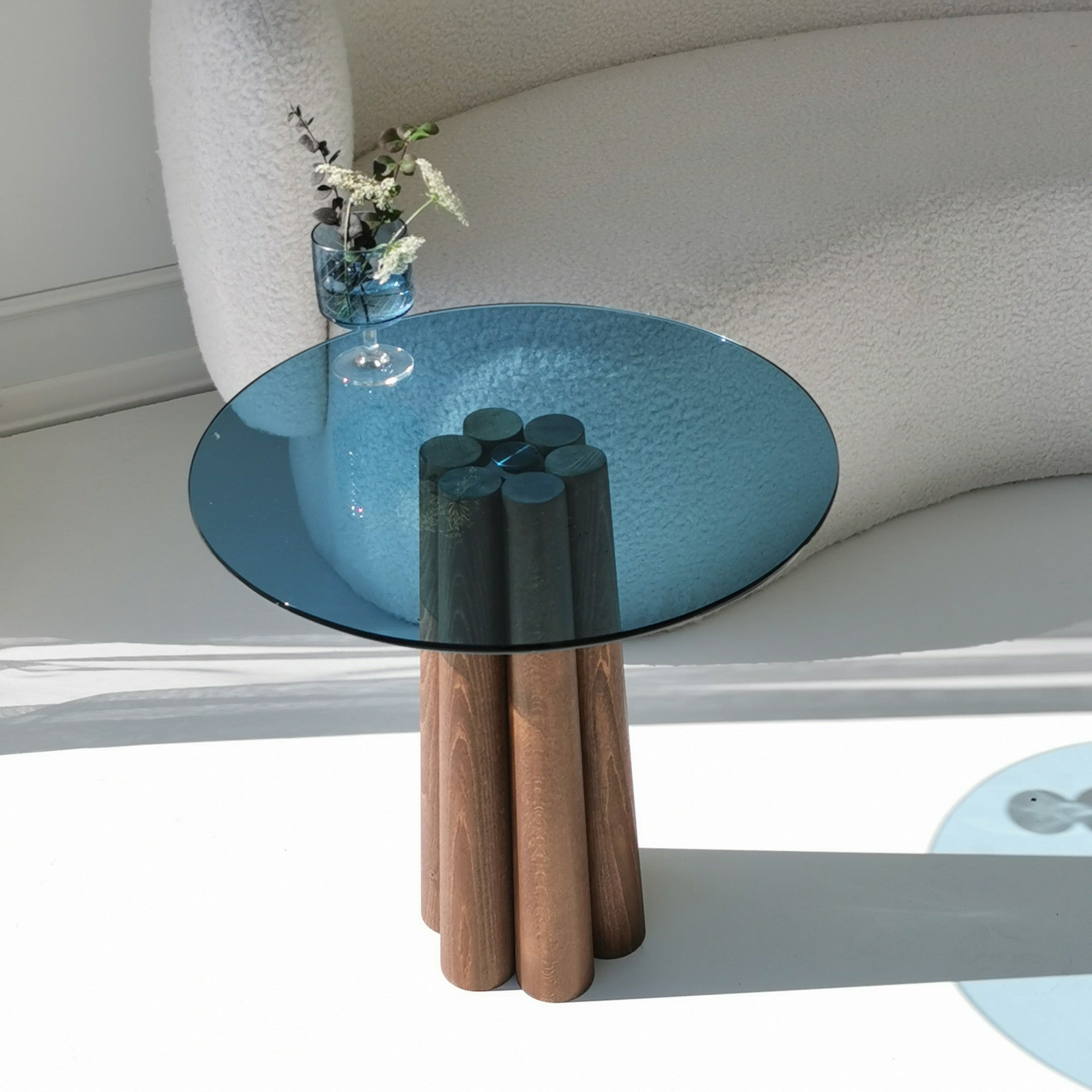 Mesa de Centro Elegante, 50x50x50 cm, Nogueira e Azul, 100% Vidro Temperado e Estrutura em Faia | Desmontada para Fácil Montagem | Perfeita para Espaços Modernos