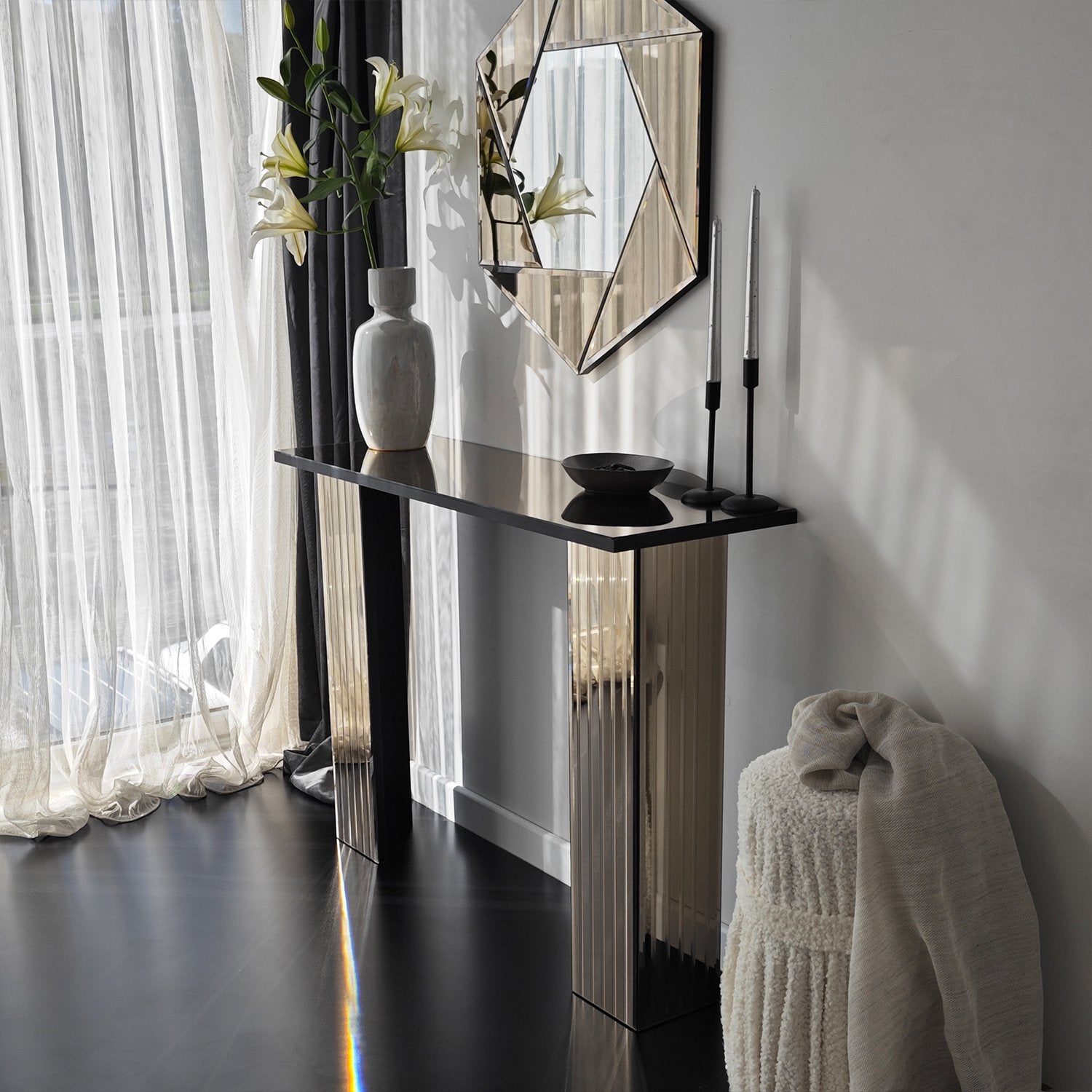 Elegante cômoda de bronze, 105 cm x 80 cm x 34 cm | Painel de partículas 100% revestido em melamina, 18 mm de espessura | Montável na parede com espelho ecológico Flotal-E