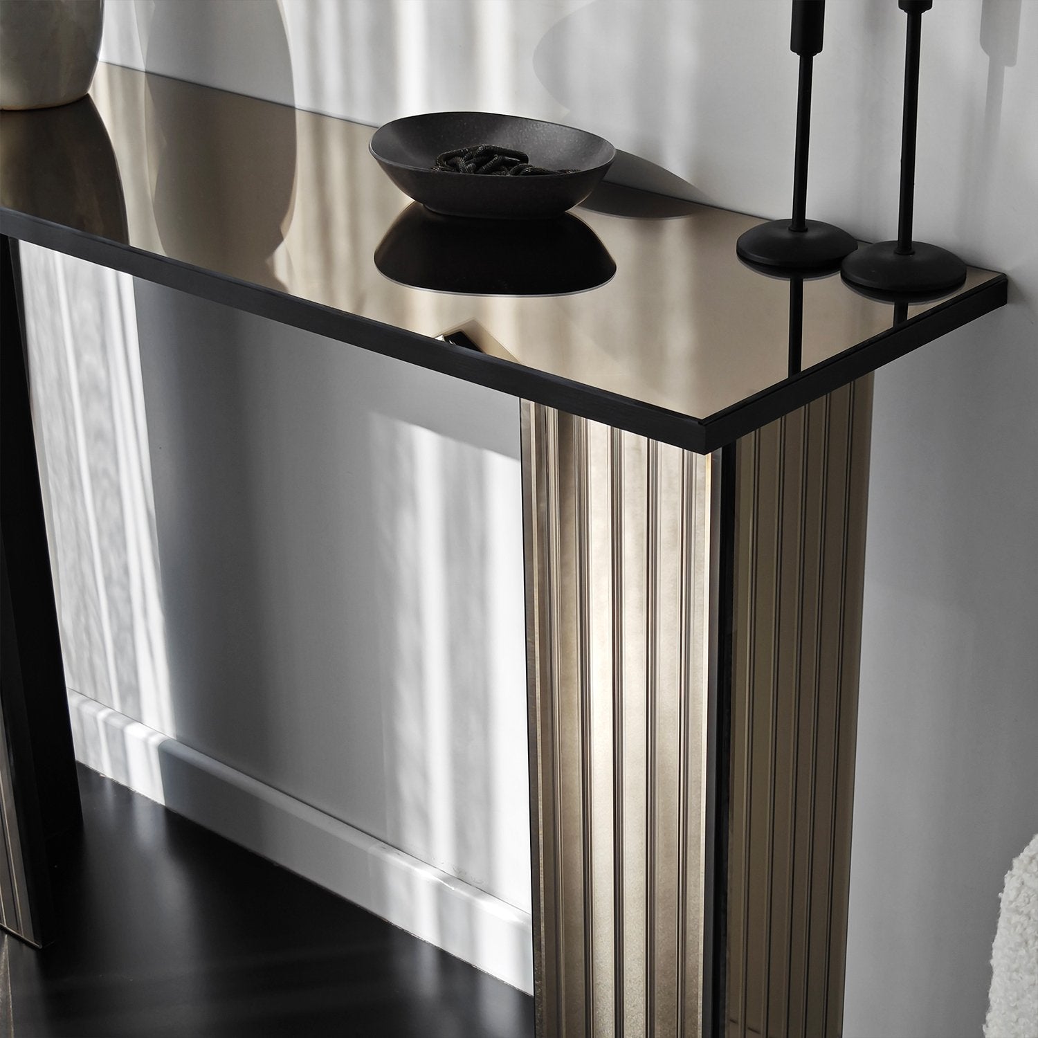 Elegante cômoda de bronze, 105 cm x 80 cm x 34 cm | Painel de partículas 100% revestido em melamina, 18 mm de espessura | Montável na parede com espelho ecológico Flotal-E