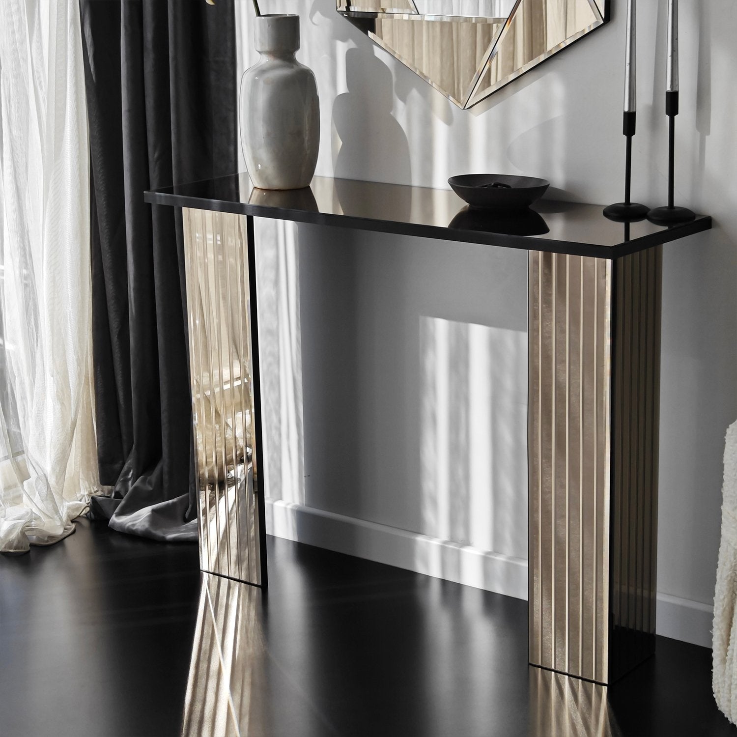 Elegante cômoda de bronze, 105 cm x 80 cm x 34 cm | Painel de partículas 100% revestido em melamina, 18 mm de espessura | Montável na parede com espelho ecológico Flotal-E