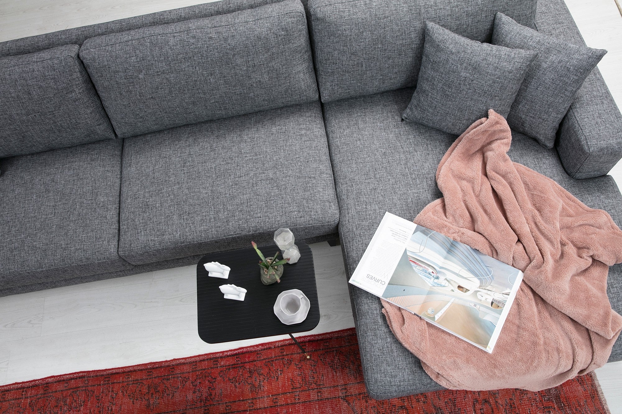 Sofá-cama de canto elegante, cinza escuro, 303 x 160 x 90 cm | Estrutura em madeira de faia e aglomerado, 100% poliéster, almofadas portáteis | Perfeito para espaços modernos