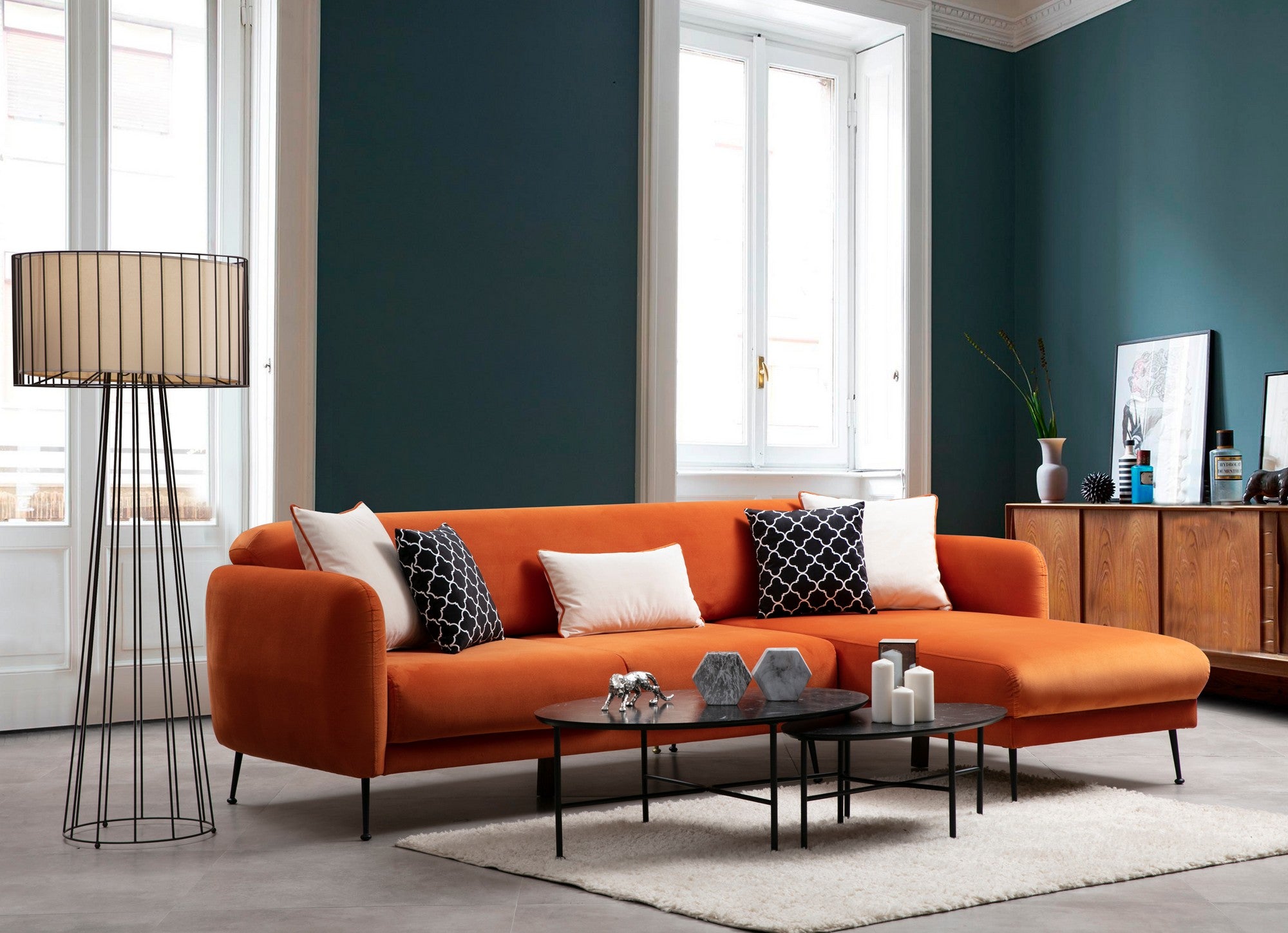 Sofá-cama de canto elegante, laranja, 270 x 170 cm | Estrutura em madeira de faia e aglomerado, 100% poliéster, sistema de sofá-cama, pernas de metal preto fosco | Perfeito para espaços modernos