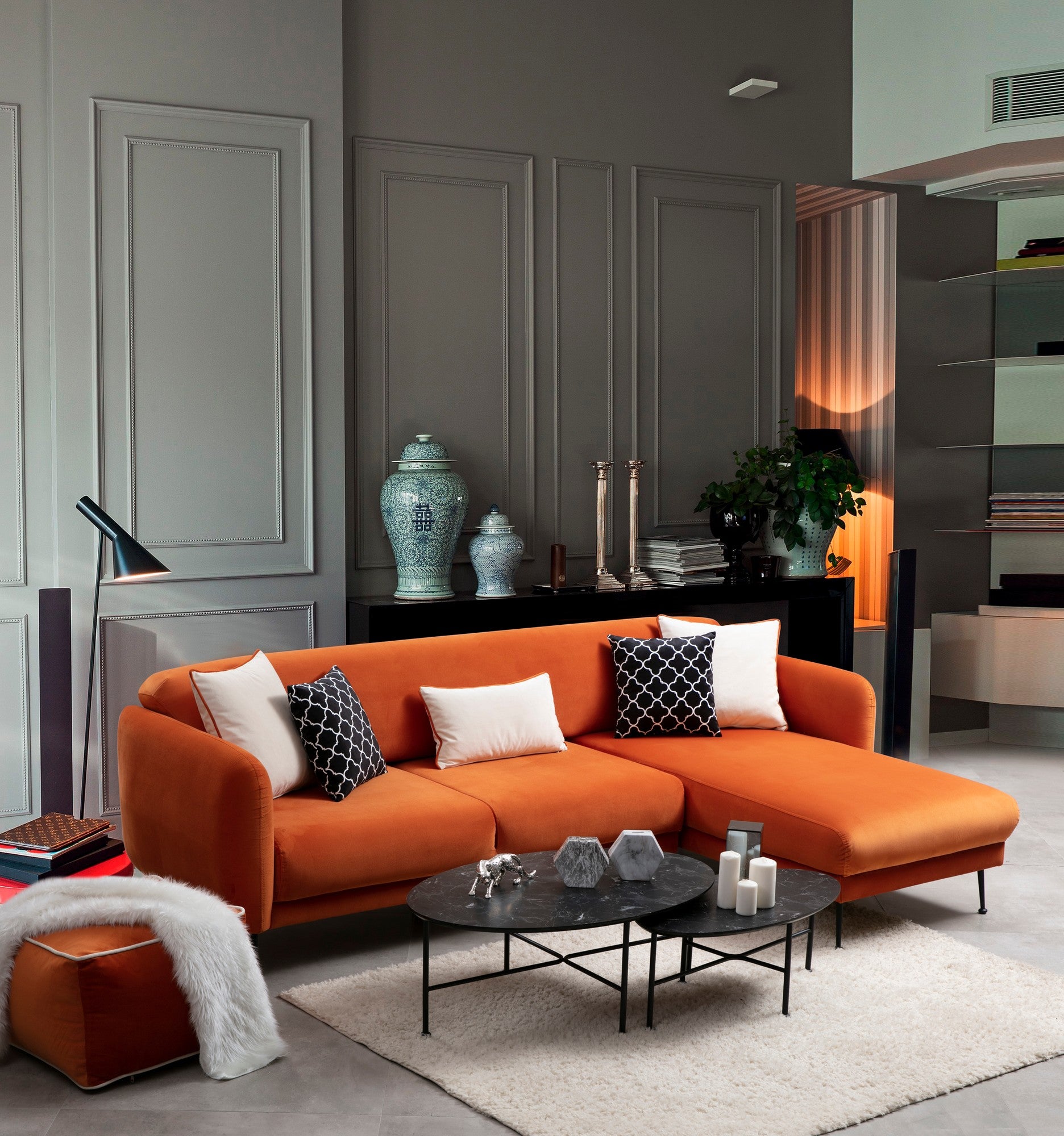Sofá-cama de canto elegante, laranja, 270 x 170 cm | Estrutura em madeira de faia e aglomerado, 100% poliéster, sistema de sofá-cama, pernas de metal preto fosco | Perfeito para espaços modernos