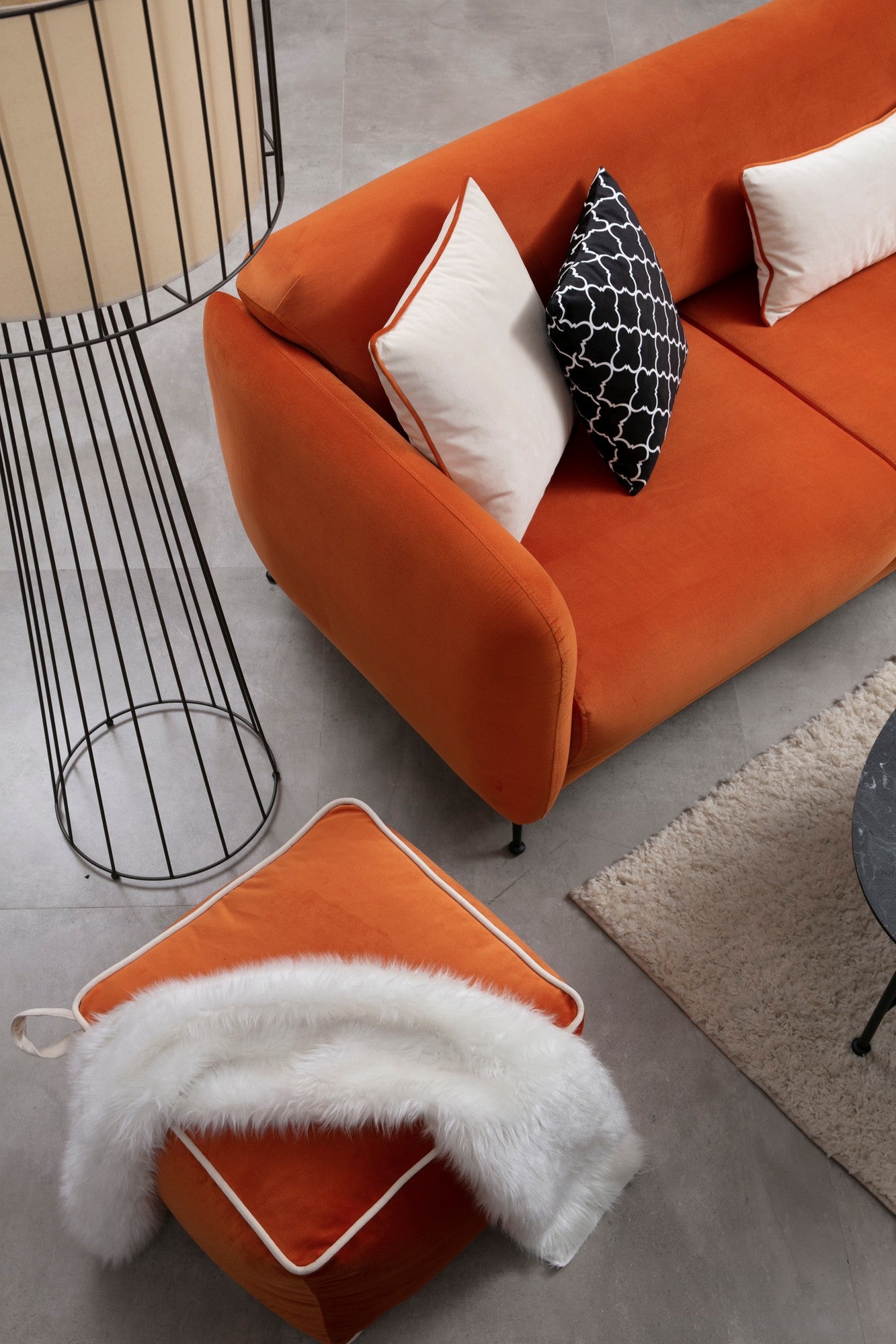 Sofá-cama de canto elegante, laranja, 270 x 170 cm | Estrutura em madeira de faia e aglomerado, 100% poliéster, sistema de sofá-cama, pernas de metal preto fosco | Perfeito para espaços modernos