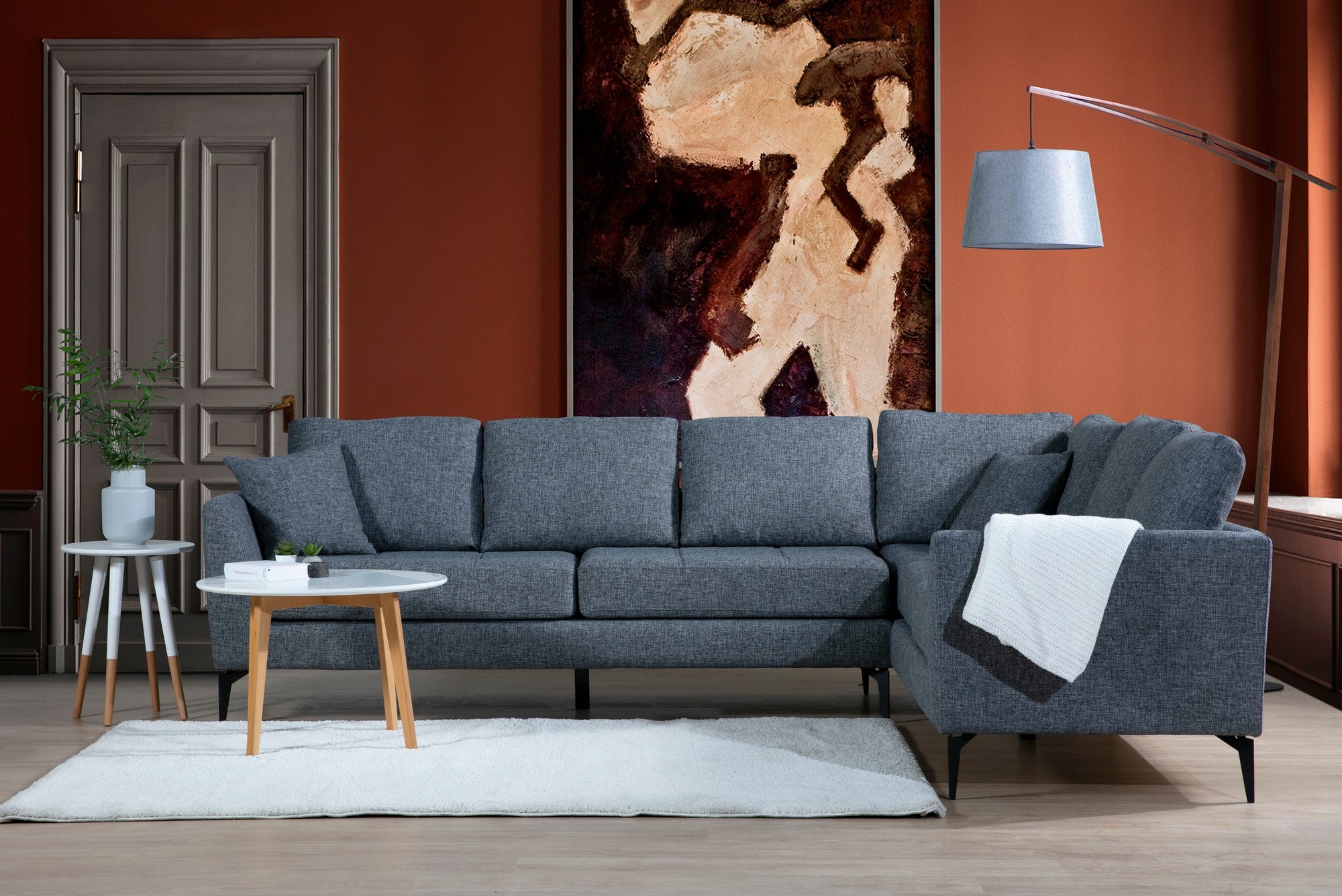 Sofá de canto elegante, cinza escuro, 300 cm | Estrutura em madeira de faia e aglomerado, tecido 100% poliéster | Inclui 2 almofadas, pernas de metal preto fosco | Design industrial moderno