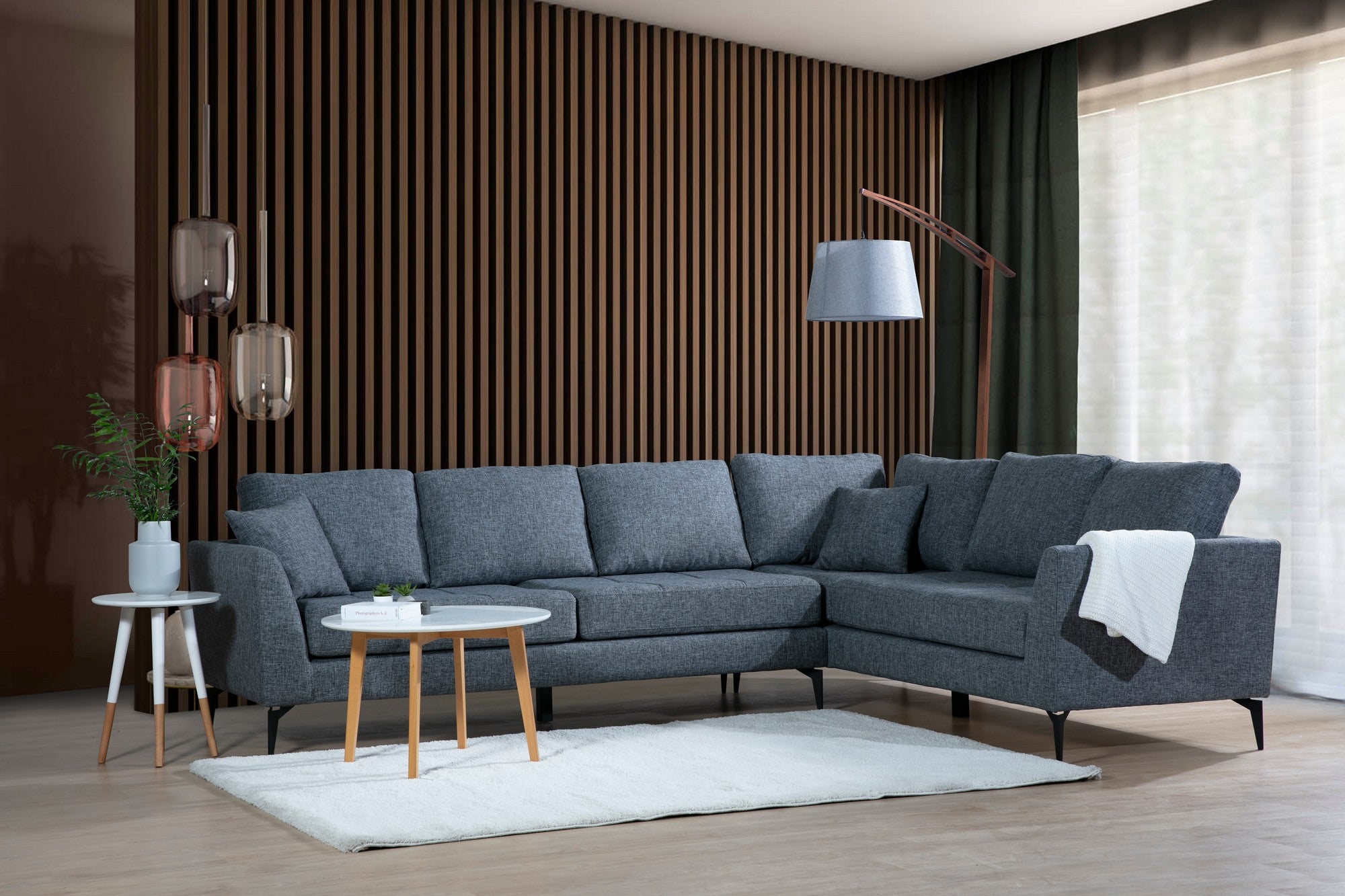 Sofá de canto elegante, cinza escuro, 300 cm | Estrutura em madeira de faia e aglomerado, tecido 100% poliéster | Inclui 2 almofadas, pernas de metal preto fosco | Design industrial moderno
