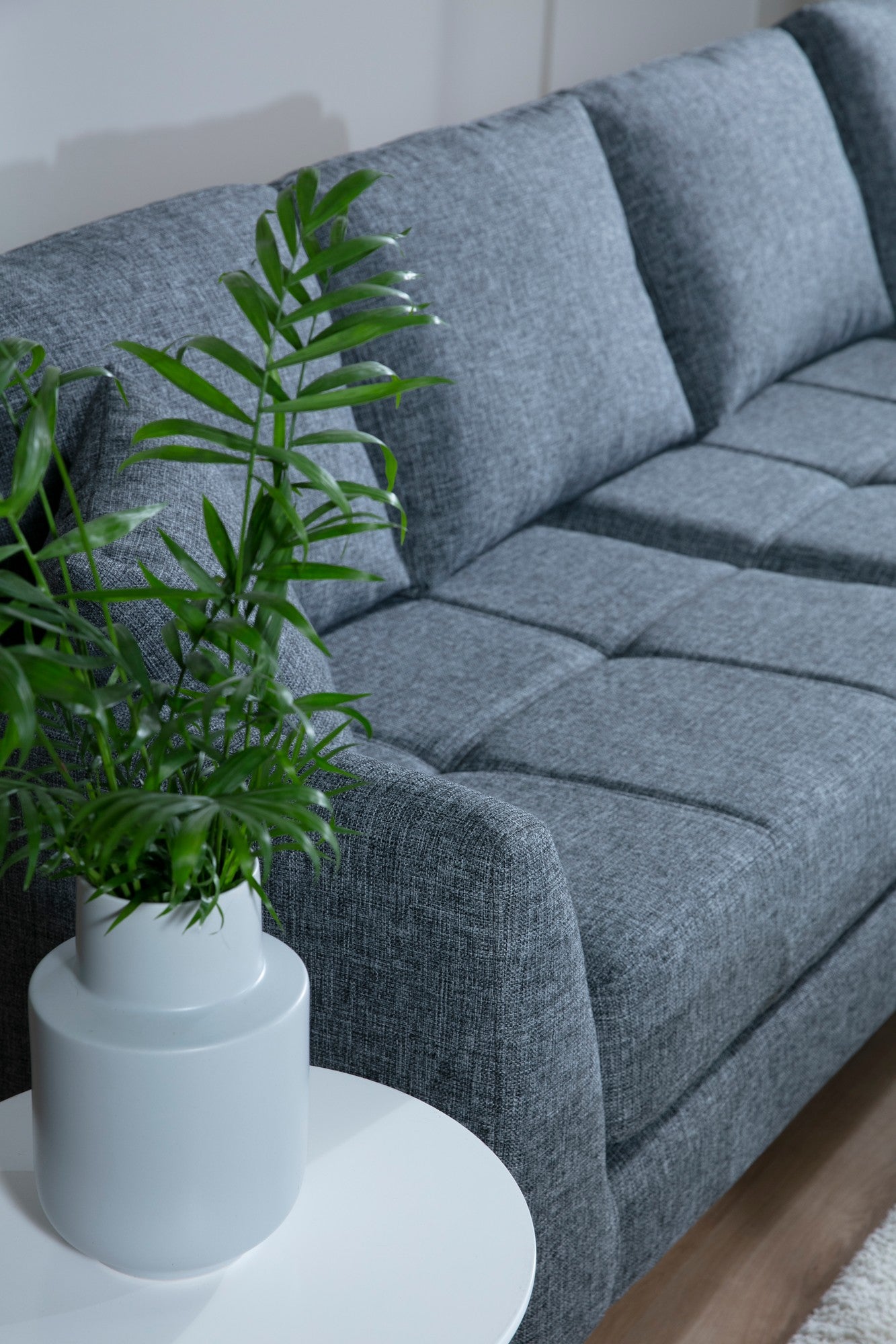 Sofá de canto elegante, cinza escuro, 300 cm | Estrutura em madeira de faia e aglomerado, tecido 100% poliéster | Inclui 2 almofadas, pernas de metal preto fosco | Design industrial moderno