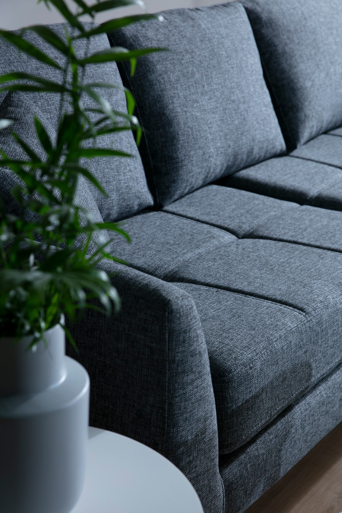 Sofá de canto elegante, cinza escuro, 300 cm | Estrutura em madeira de faia e aglomerado, tecido 100% poliéster | Inclui 2 almofadas, pernas de metal preto fosco | Design industrial moderno