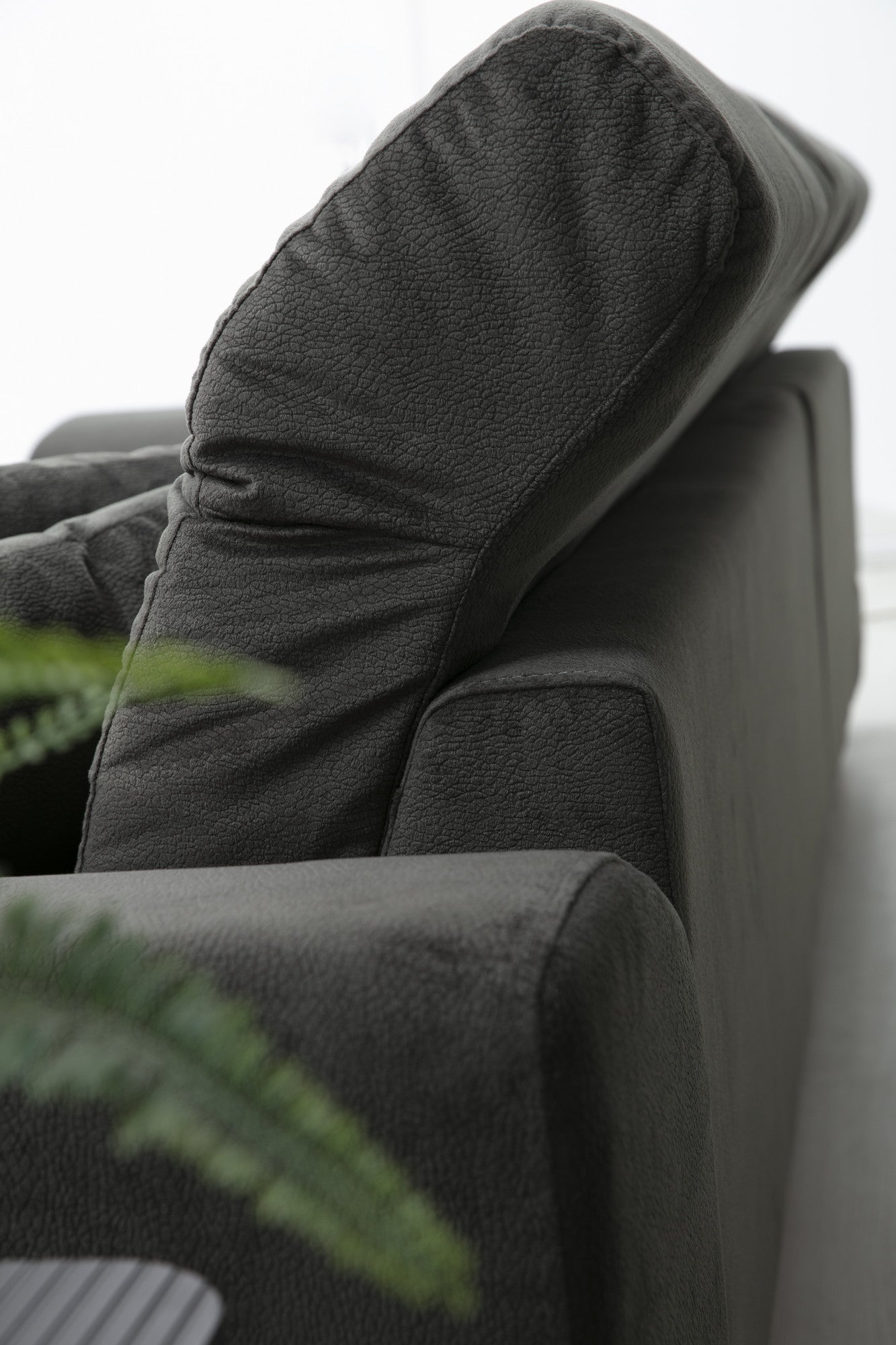 Sofá de canto elegante, cinza antracite, 304 x 190 x 92 cm | Estrutura em madeira de faia e aglomerado, encosto ajustável, almofadas de espuma macia | Design industrial moderno