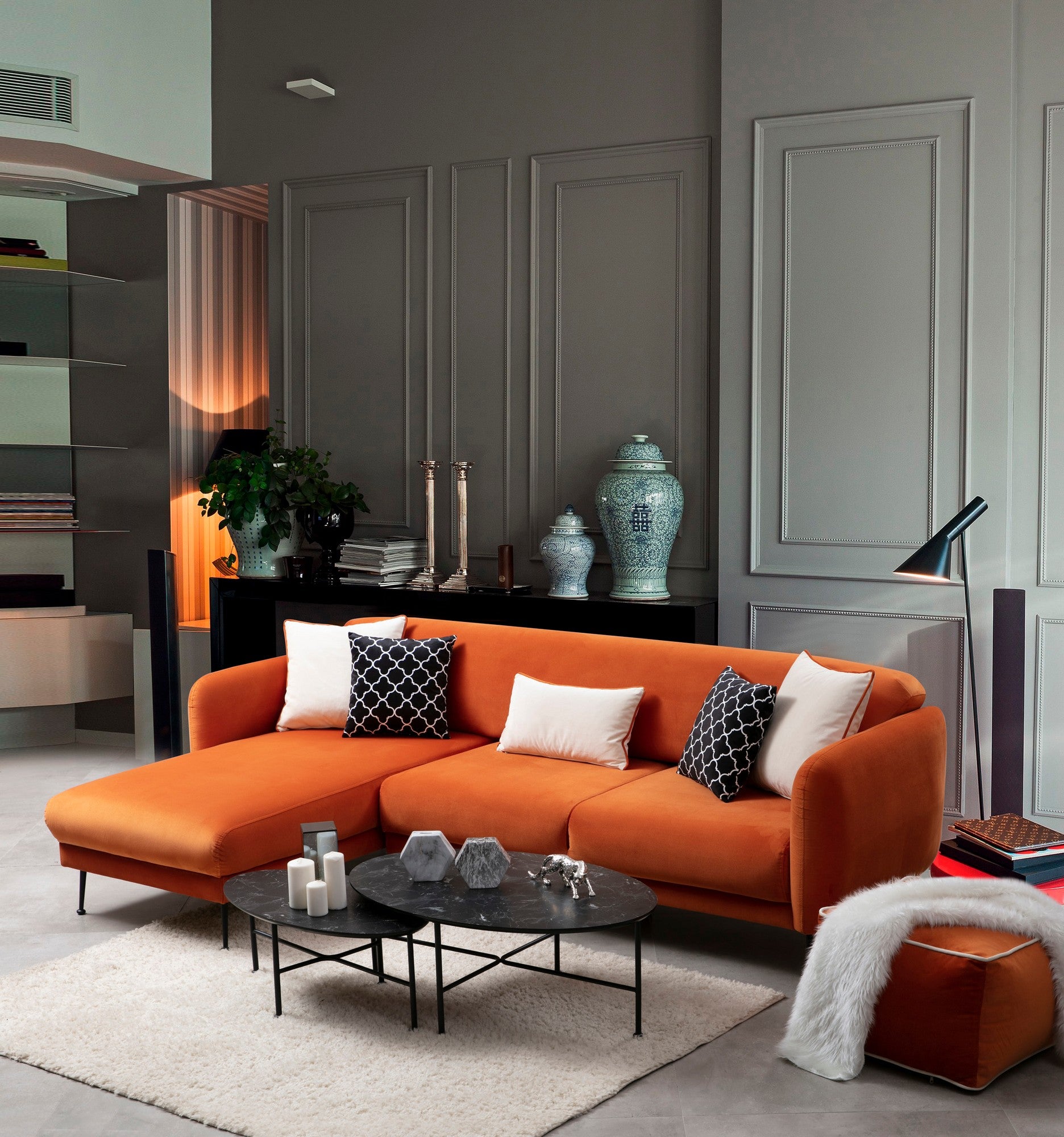 Sofá-cama de canto elegante, laranja, 270 x 170 cm | Estrutura em madeira de faia e aglomerado, 100% poliéster, sistema de sofá-cama, pernas de metal preto fosco | Perfeito para espaços modernos