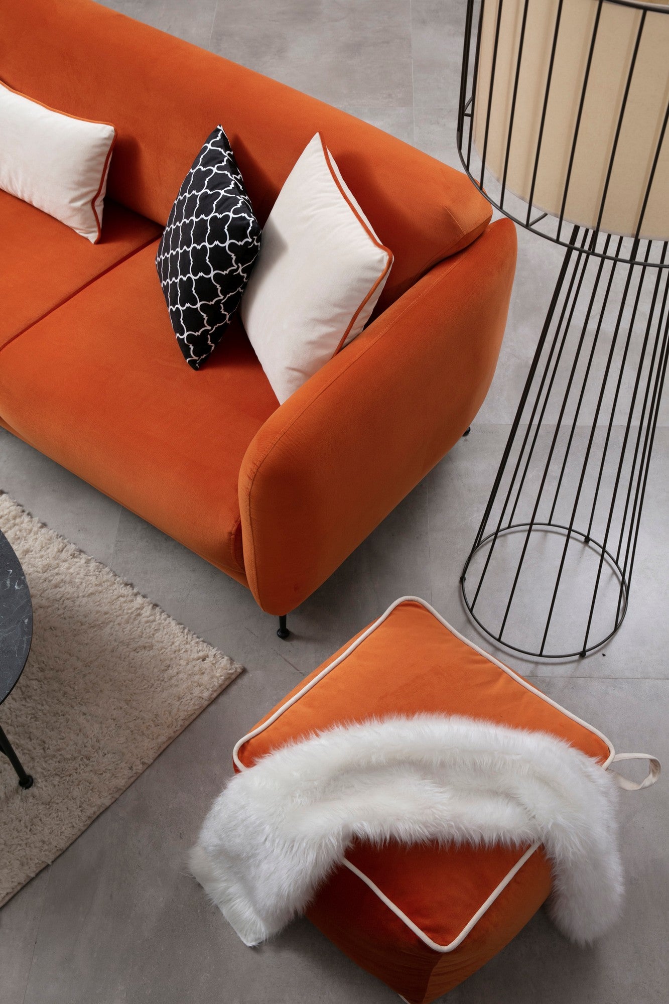 Sofá-cama de canto elegante, laranja, 270 x 170 cm | Estrutura em madeira de faia e aglomerado, 100% poliéster, sistema de sofá-cama, pernas de metal preto fosco | Perfeito para espaços modernos
