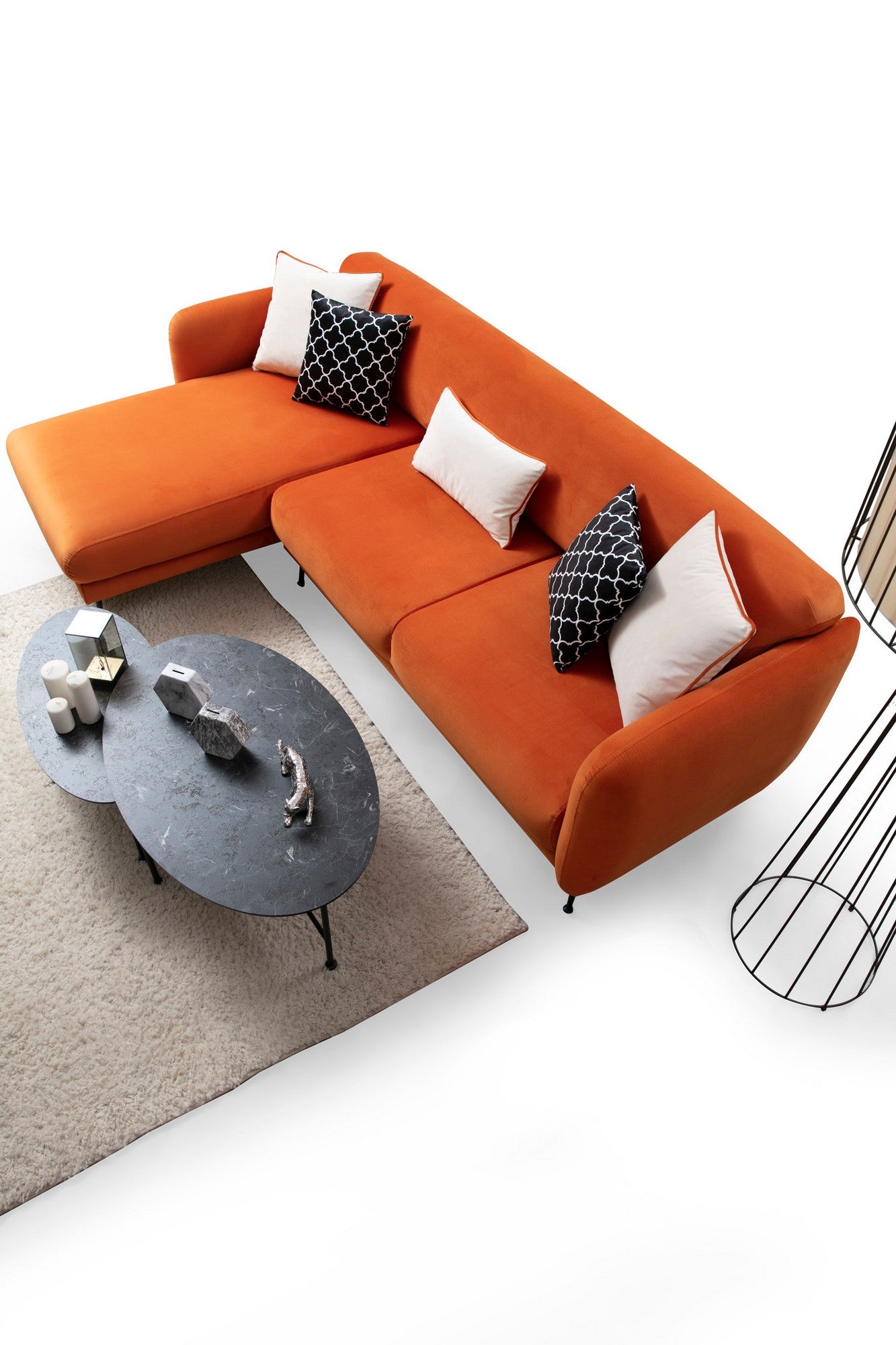 Sofá-cama de canto elegante, laranja, 270 x 170 cm | Estrutura em madeira de faia e aglomerado, 100% poliéster, sistema de sofá-cama, pernas de metal preto fosco | Perfeito para espaços modernos