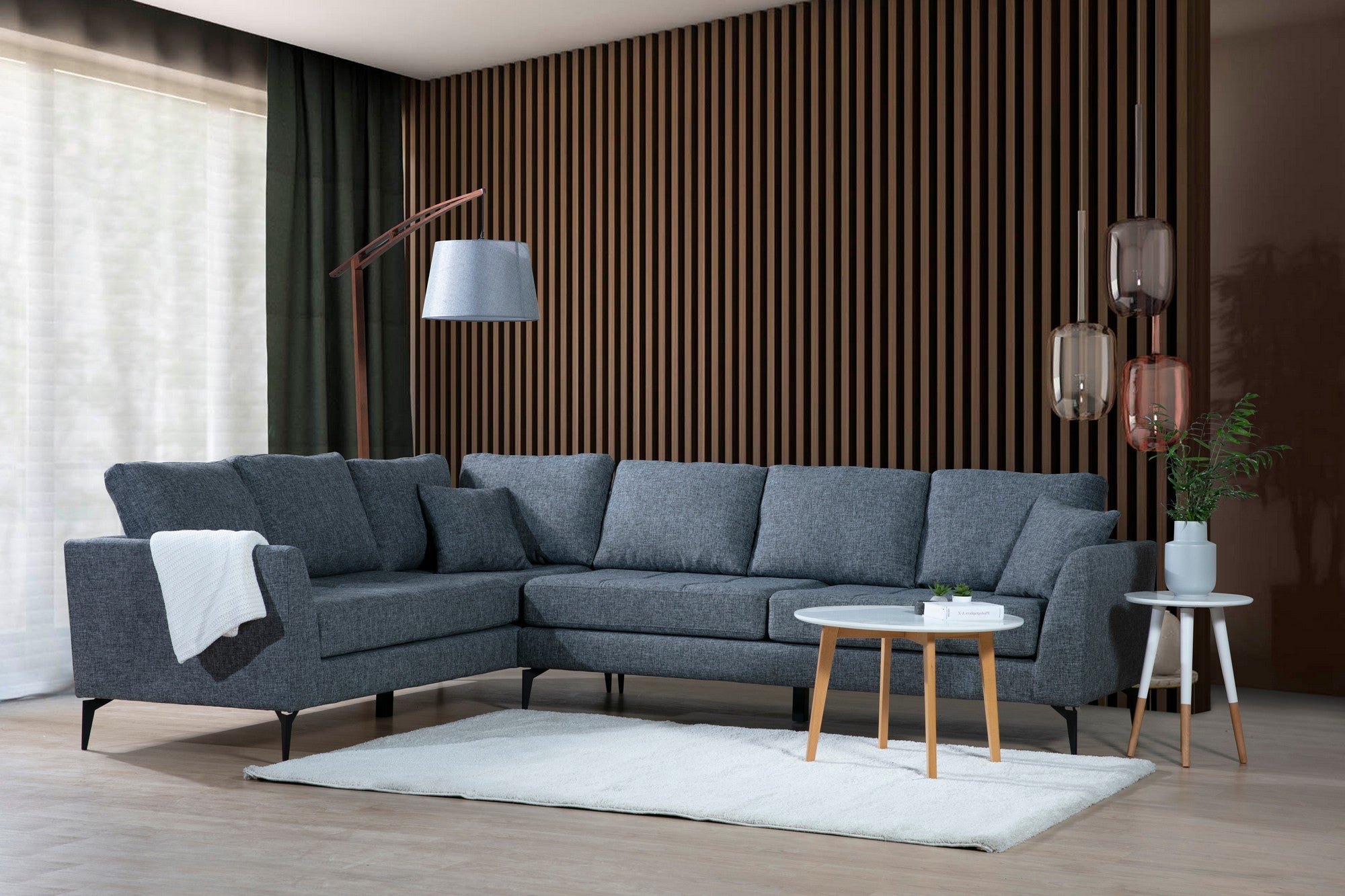 Sofá de canto elegante, cinza escuro, 300 cm | Estrutura em madeira de faia e aglomerado, tecido 100% poliéster | Inclui 2 almofadas, pernas de metal preto fosco | Design industrial moderno