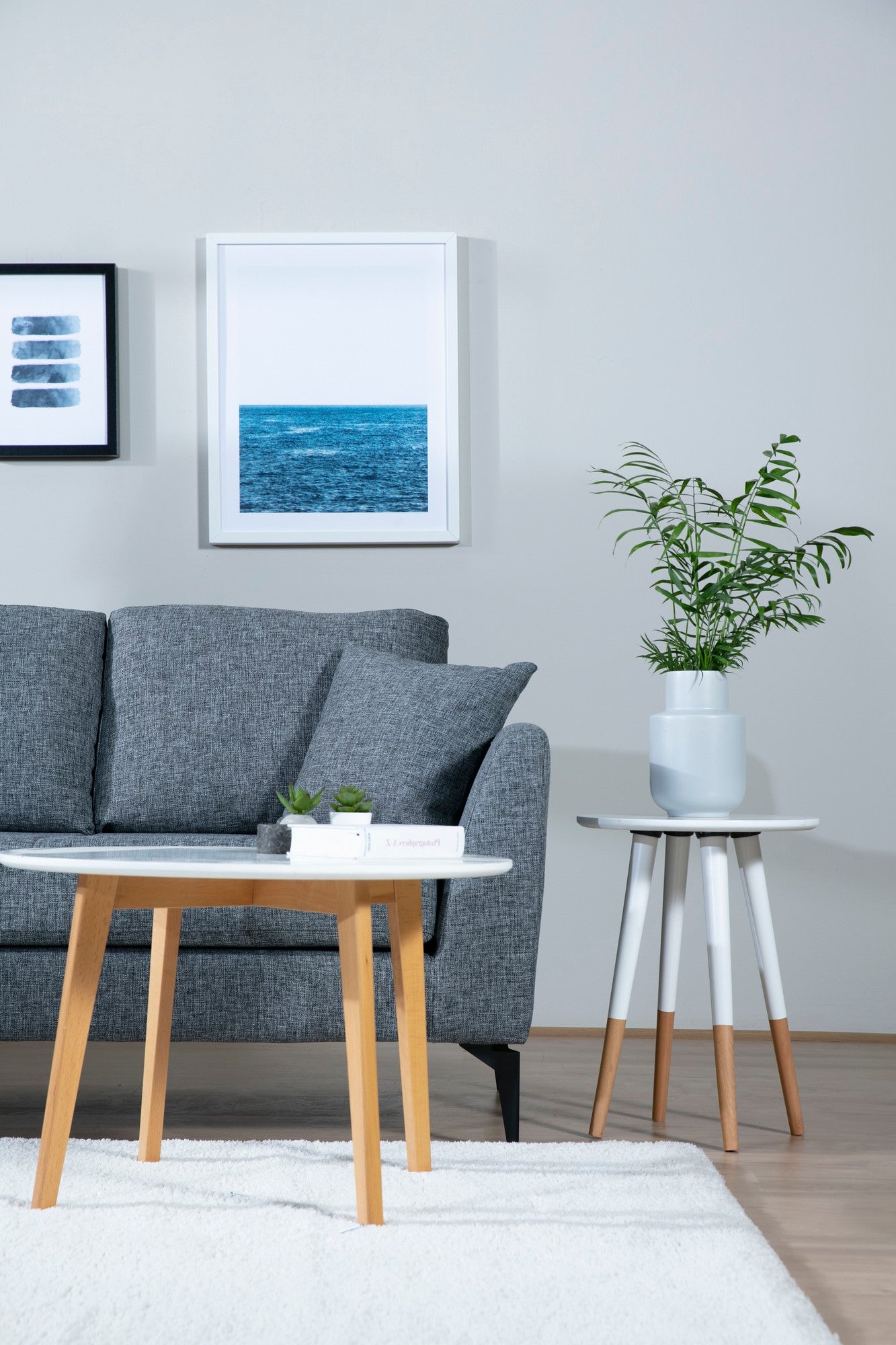 Sofá de canto elegante, cinza escuro, 300 cm | Estrutura em madeira de faia e aglomerado, tecido 100% poliéster | Inclui 2 almofadas, pernas de metal preto fosco | Design industrial moderno