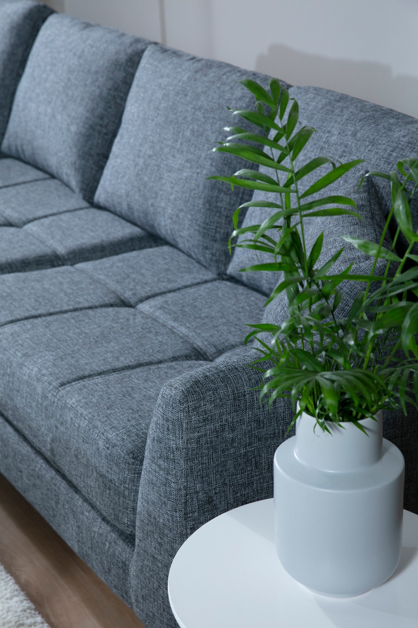 Sofá de canto elegante, cinza escuro, 300 cm | Estrutura em madeira de faia e aglomerado, tecido 100% poliéster | Inclui 2 almofadas, pernas de metal preto fosco | Design industrial moderno