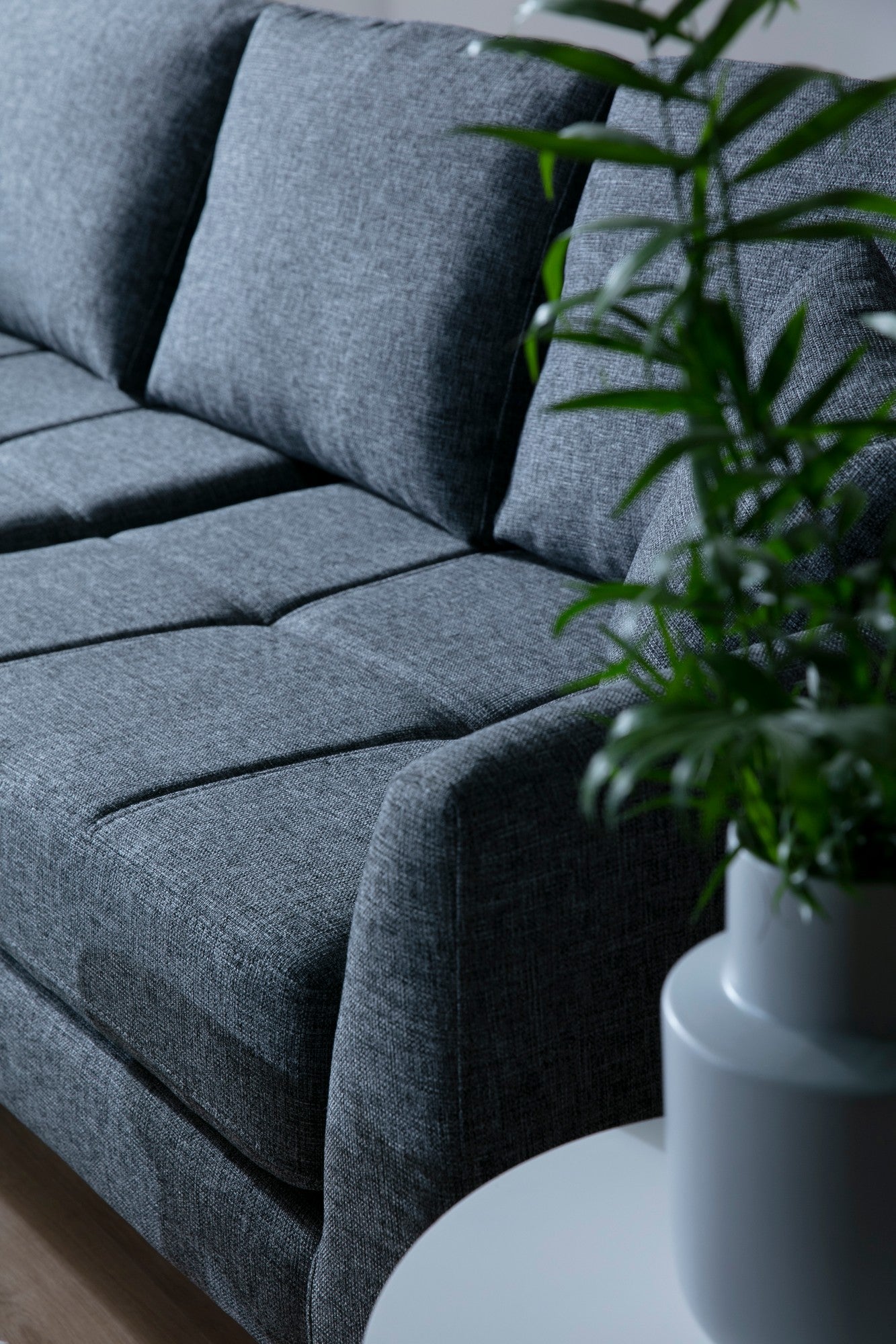 Sofá de canto elegante, cinza escuro, 300 cm | Estrutura em madeira de faia e aglomerado, tecido 100% poliéster | Inclui 2 almofadas, pernas de metal preto fosco | Design industrial moderno