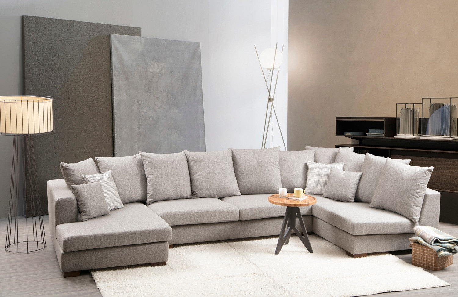 Sofá de canto elegante, bege, 380 x 188 cm | Estrutura em madeira de faia e aglomerado, 100% poliéster, espuma cinza macia | Design escandinavo com pernas de nogueira