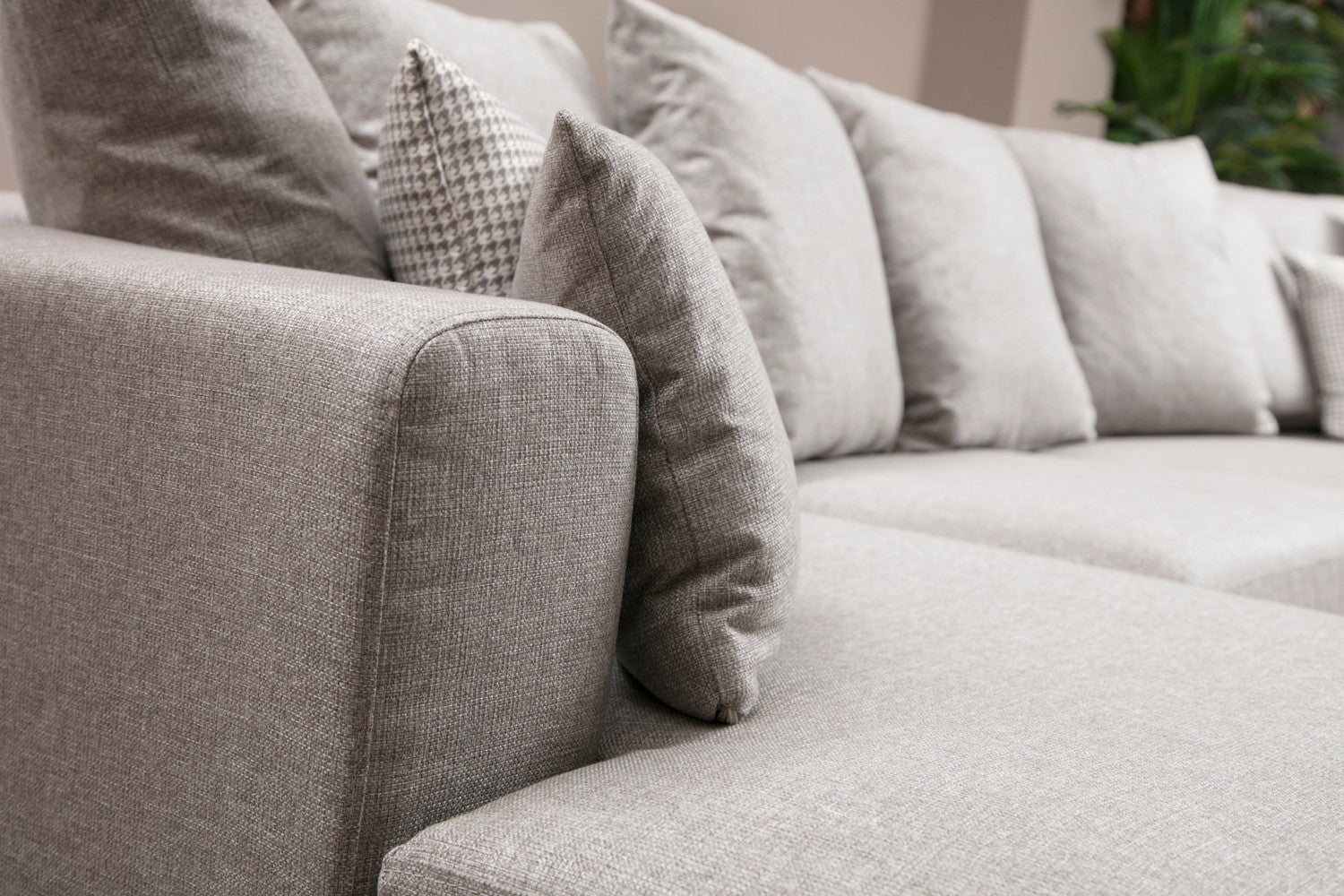 Sofá de canto elegante, bege, 380 x 188 cm | Estrutura em madeira de faia e aglomerado, 100% poliéster, espuma cinza macia | Design escandinavo com pernas de nogueira