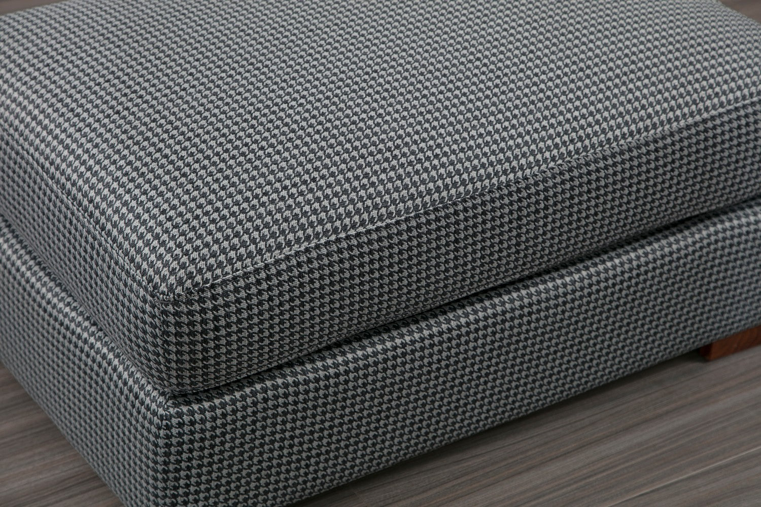 Sofá de canto elegante com pufe, estrutura de madeira de faia e aglomerado, 246 x 266 cm, cinza e cinza claro, 100% poliéster, pernas de nogueira, perfeito para espaços de estar modernos
