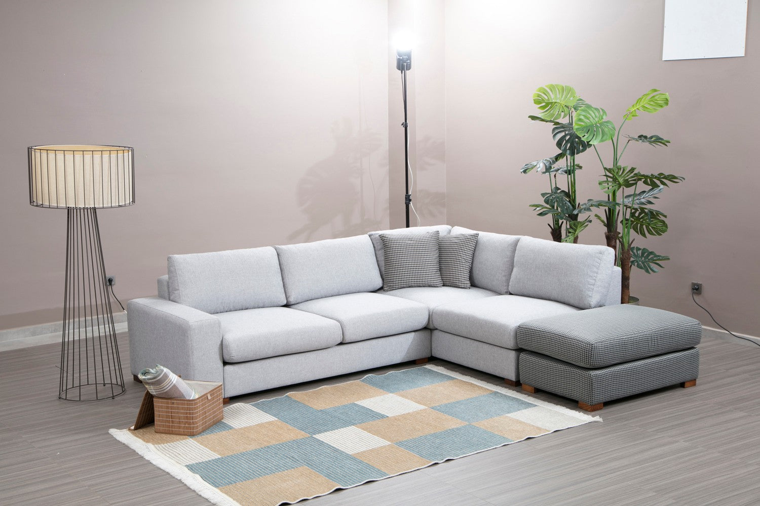 Sofá de canto elegante com pufe, estrutura de madeira de faia e aglomerado, 246 x 266 cm, cinza e cinza claro, 100% poliéster, pernas de nogueira, perfeito para espaços de estar modernos