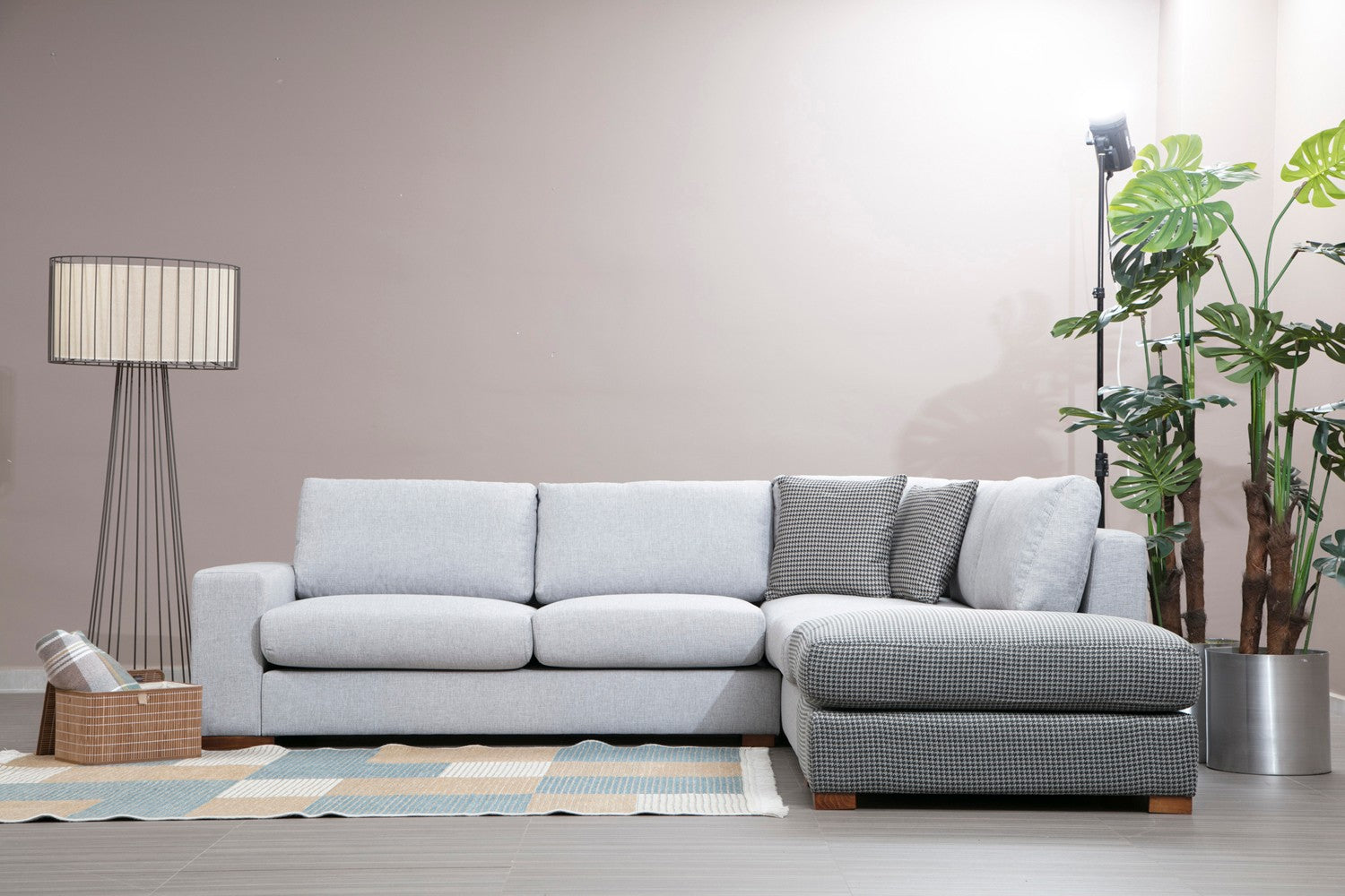 Sofá de canto elegante com pufe, estrutura de madeira de faia e aglomerado, 246 x 266 cm, cinza e cinza claro, 100% poliéster, pernas de nogueira, perfeito para espaços de estar modernos