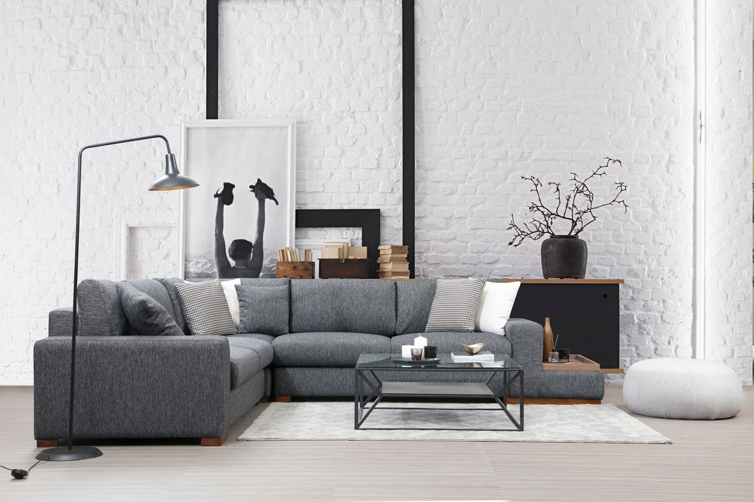 Sofá de canto elegante com estrutura de madeira de faia, tecido antracite, 282 x 323 cm | Inclui 4 almofadas portáteis, pernas de nogueira, perfeito para espaços modernos