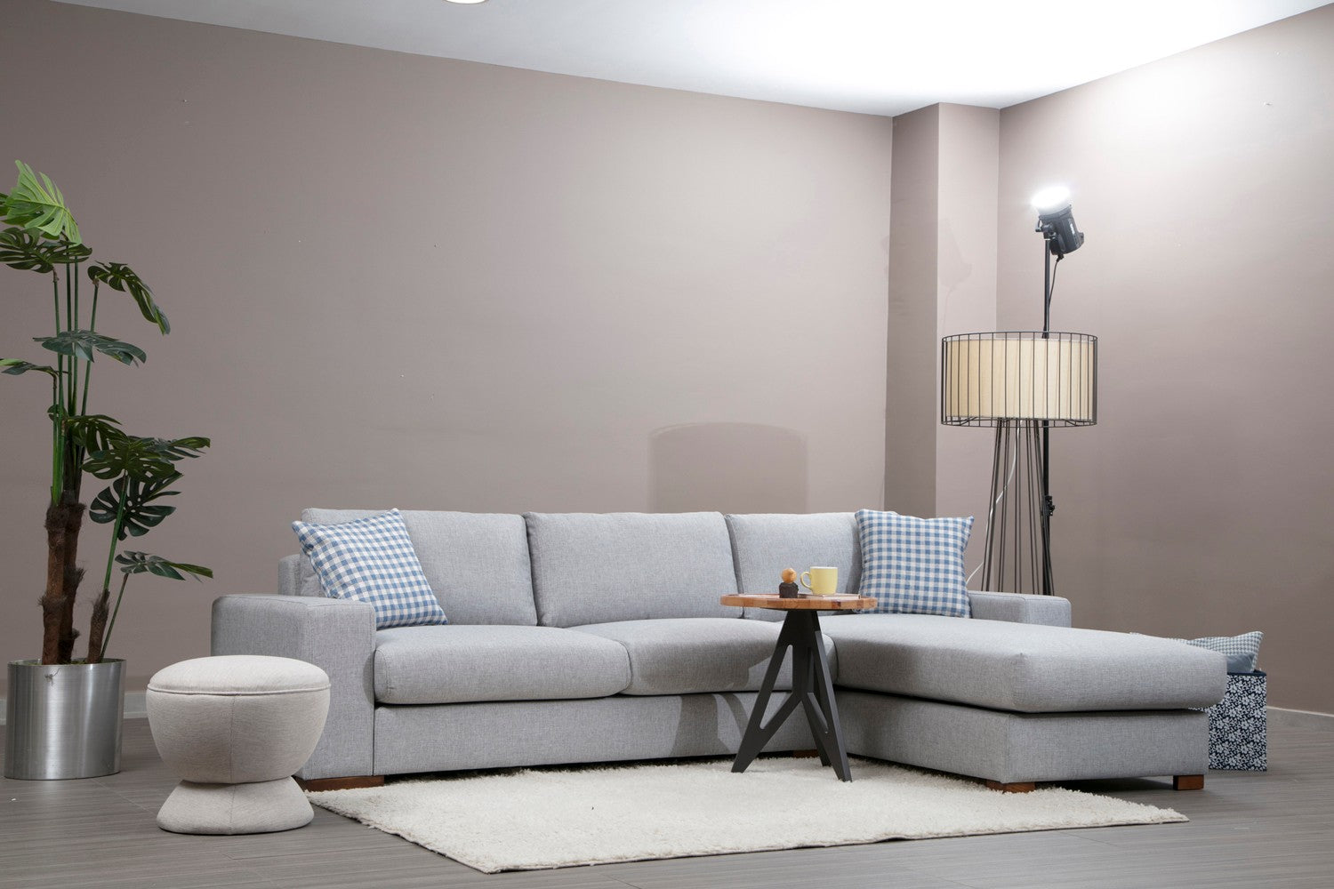 Sofá de canto elegante com estrutura de madeira de faia, tecido cinza claro, 290 x 194 cm | Inclui 2 almofadas portáteis, pernas de nogueira, perfeito para casas escandinavas modernas