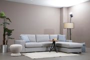 Sofá de canto elegante com estrutura de madeira de faia, tecido cinza claro, 290 x 194 cm | Inclui 2 almofadas portáteis, pernas de nogueira, perfeito para casas escandinavas modernas
