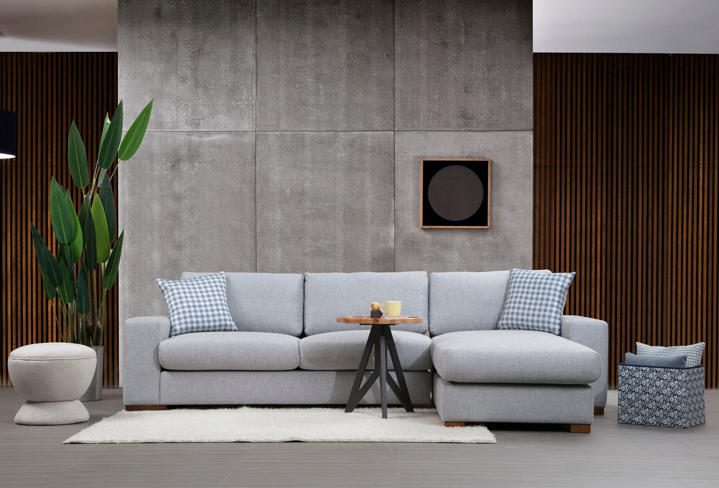 Sofá de canto elegante com estrutura de madeira de faia, tecido cinza claro, 290 x 194 cm | Inclui 2 almofadas portáteis, pernas de nogueira, perfeito para casas escandinavas modernas